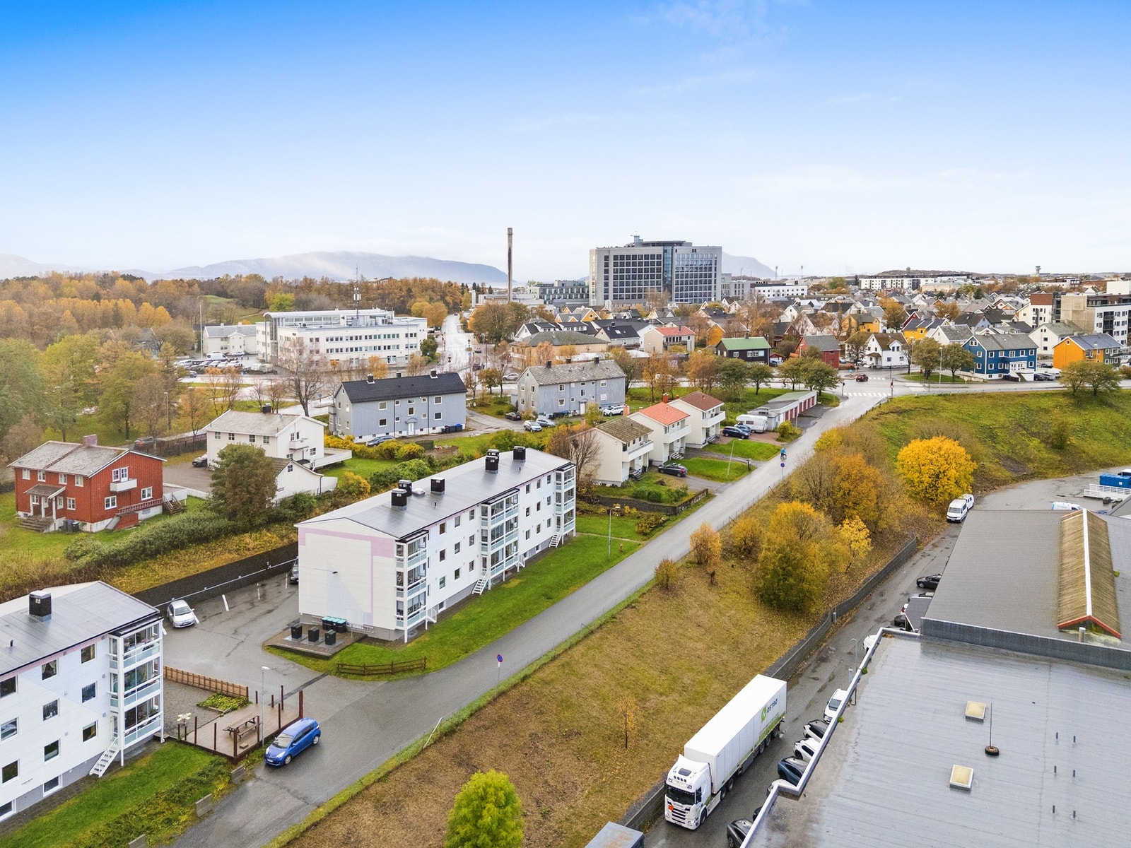 Leiligheten ligger sentralt plassert med kort vei til sykehuset, politihuset og sentrum. Galleribilde