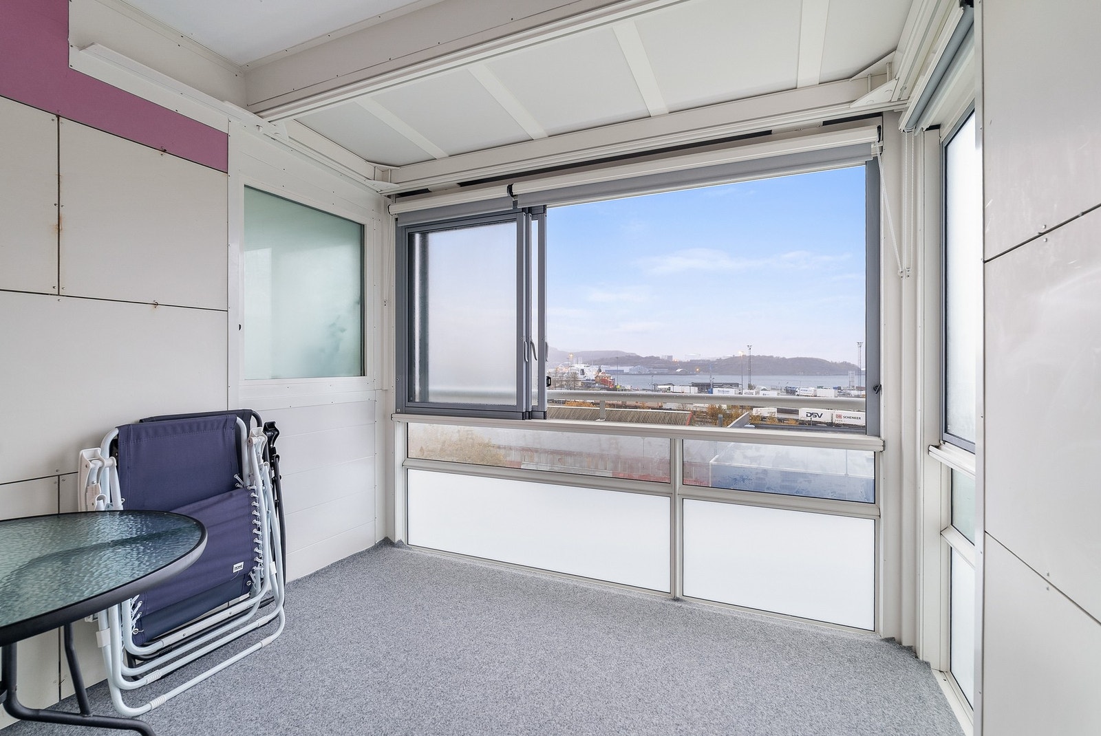 Innglasset balkong med god utsikt. Galleribilde