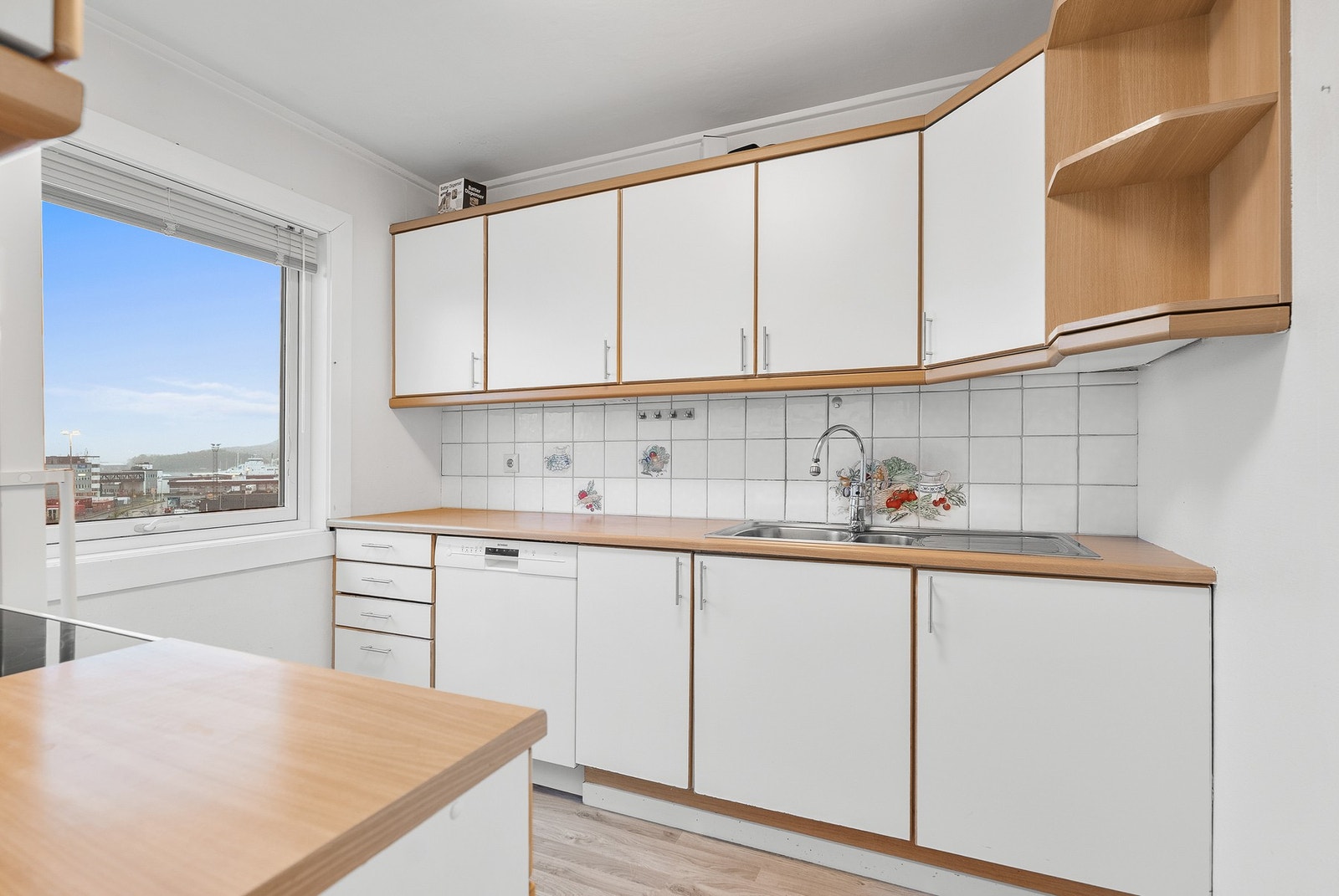 Lyst kjøkken med glatte fronter. Galleribilde