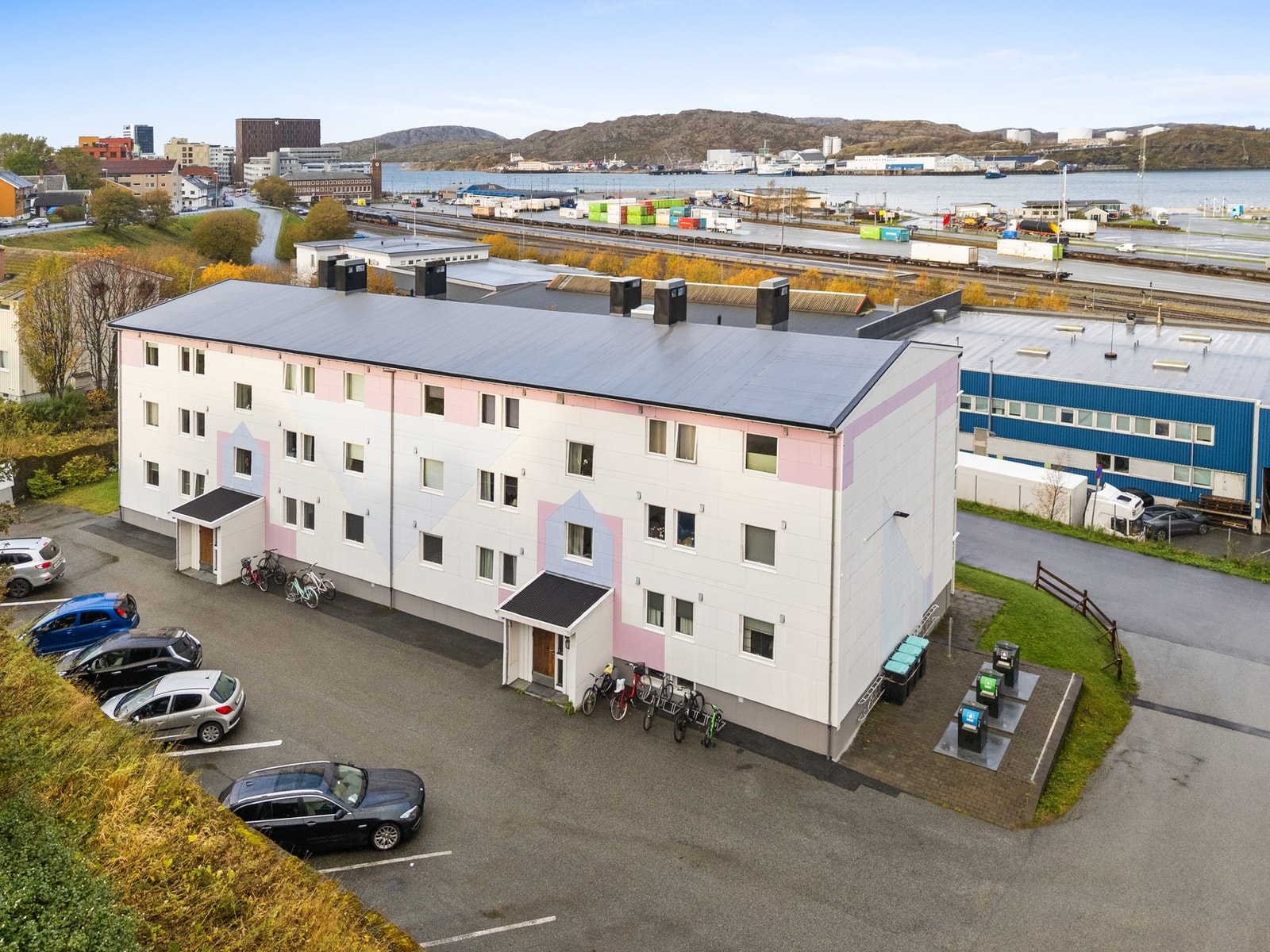 Det er fast parkering til hver leilighet. Galleribilde