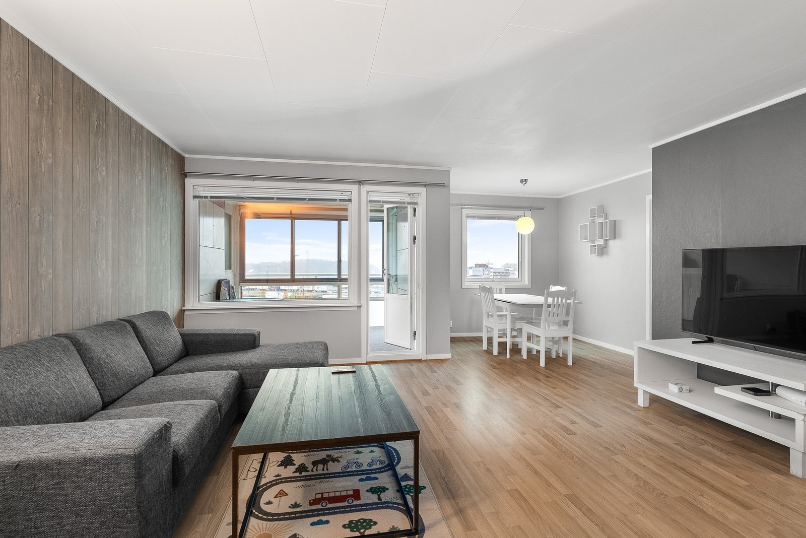 Store vinduer gir god utsikt i retning mot Landegode. Galleribilde