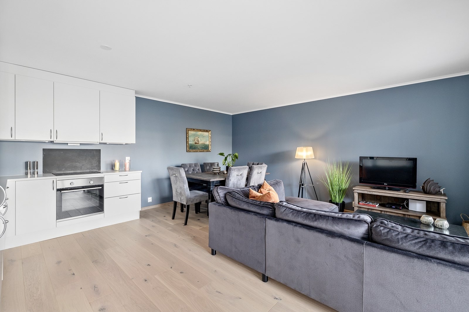 Leiligheten har åpen og god planløsning. Her er det enkelt å møblere og skape sin egen stil. Galleribilde