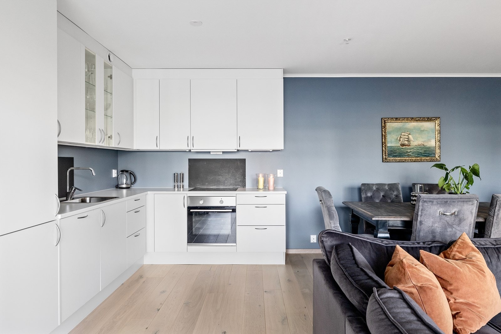 Kjøkken fra Aubo med hvite fronter og benkeplate i laminat. Integrerte hvitevarer fra Electrolux. Galleribilde