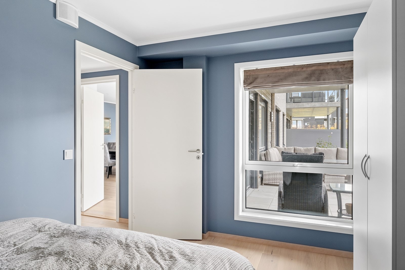 Romslig soverom med god plass til dobbeltseng og garderobeskap. Stort vindu ut til terrassen som gir rikelig med lys og god romfølelse. Galleribilde