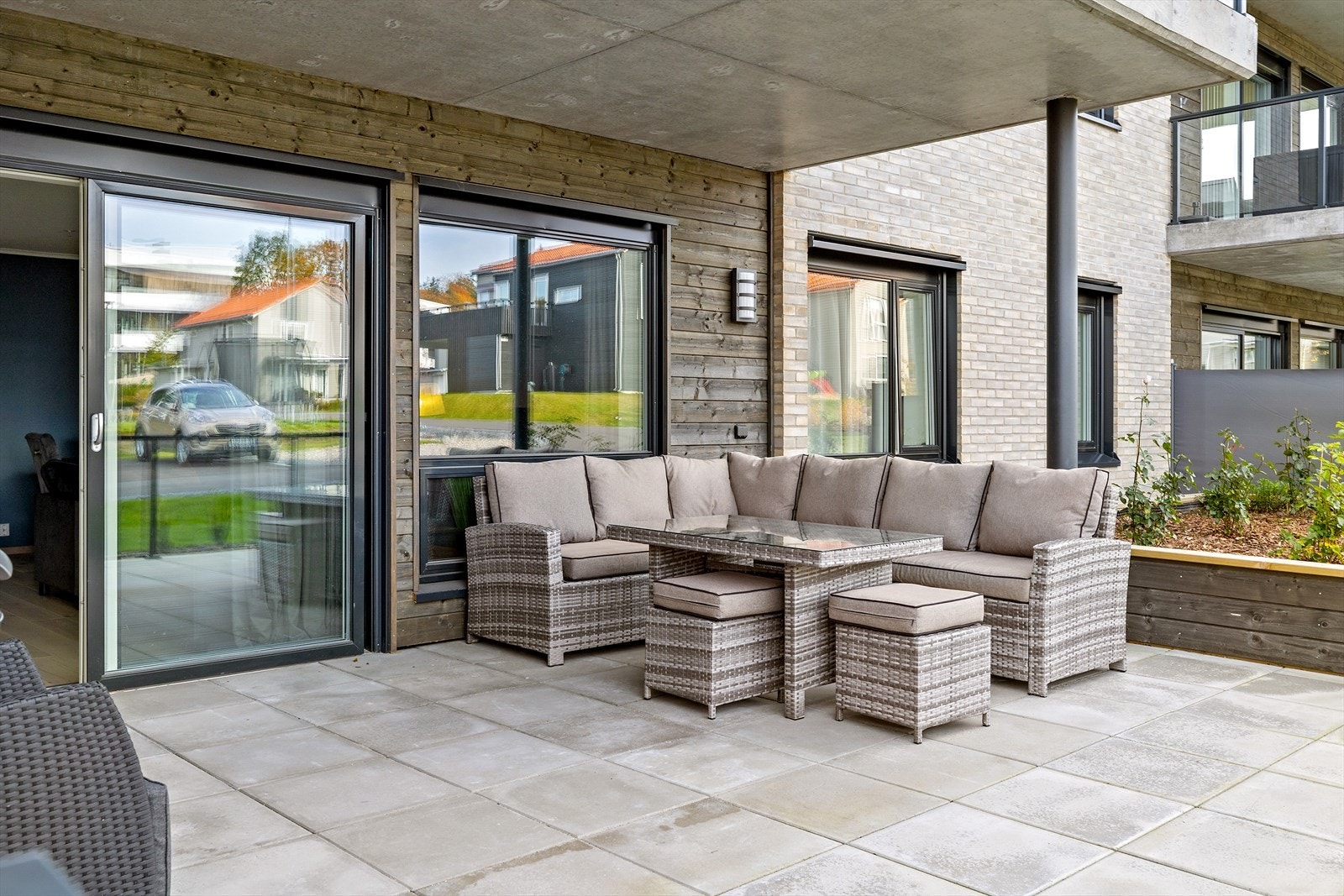 Leiligheten har en delvis overbygget terrasse. Romslig plass til utemøblene. Galleribilde