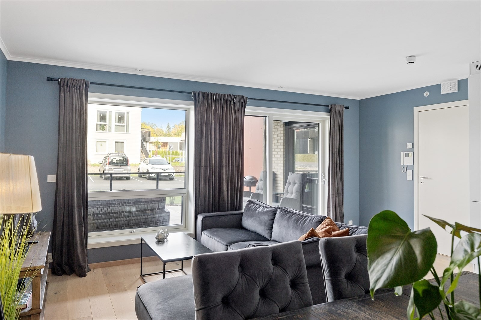 Store lyse vinduer med utgang til terrasse. En stavs eikeparkett på gulvene og malte vegger. Galleribilde