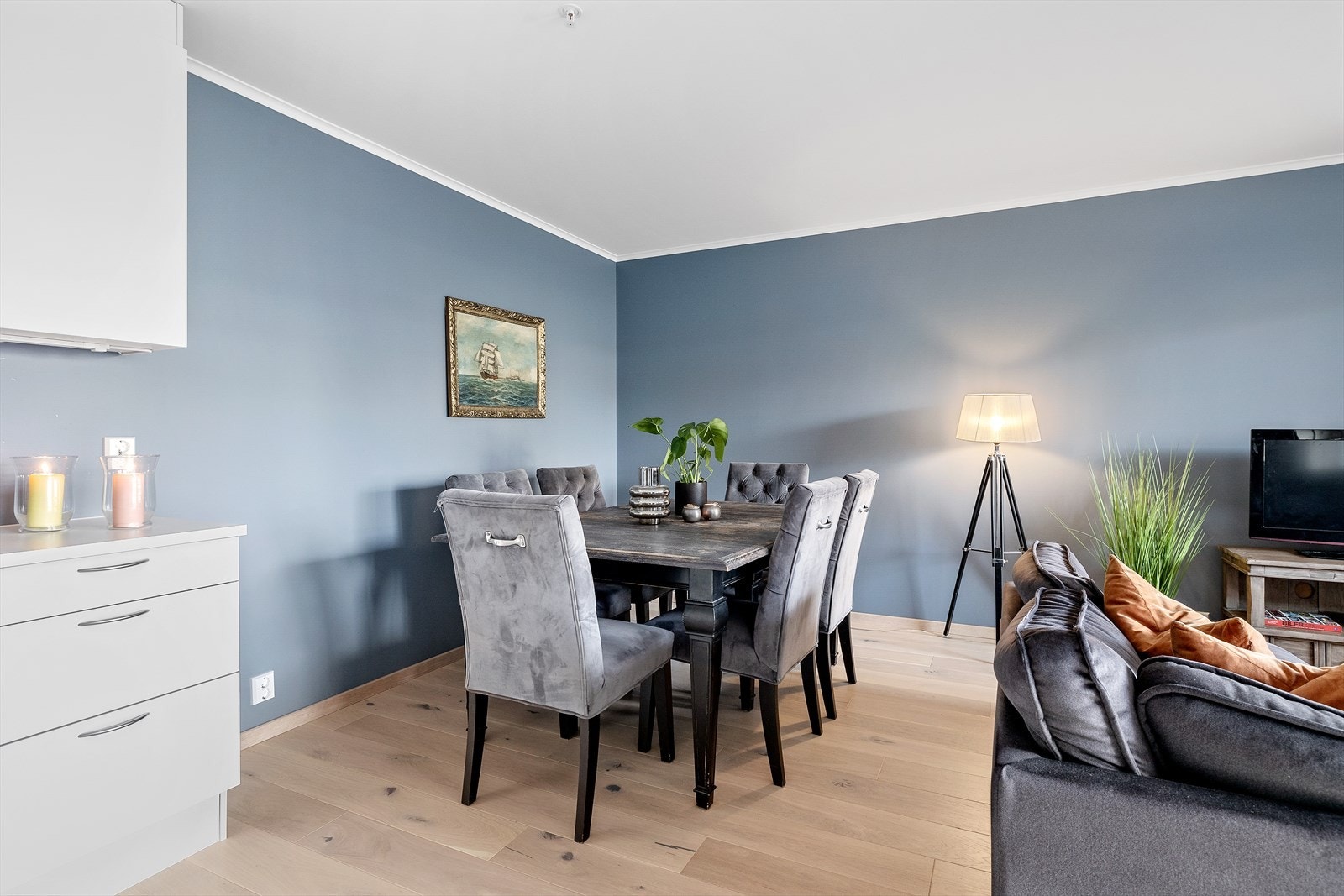 Koselig spisestue med nærhet til kjøkkenet. Galleribilde