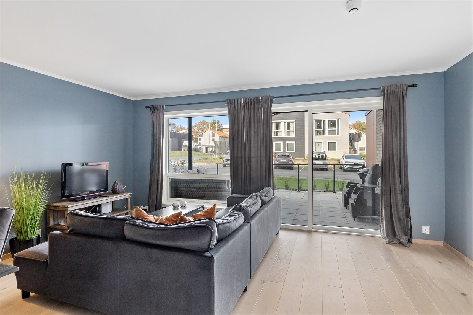 Store vindusflater og utgang ut til delvis overbygget uteplass. Galleribilde