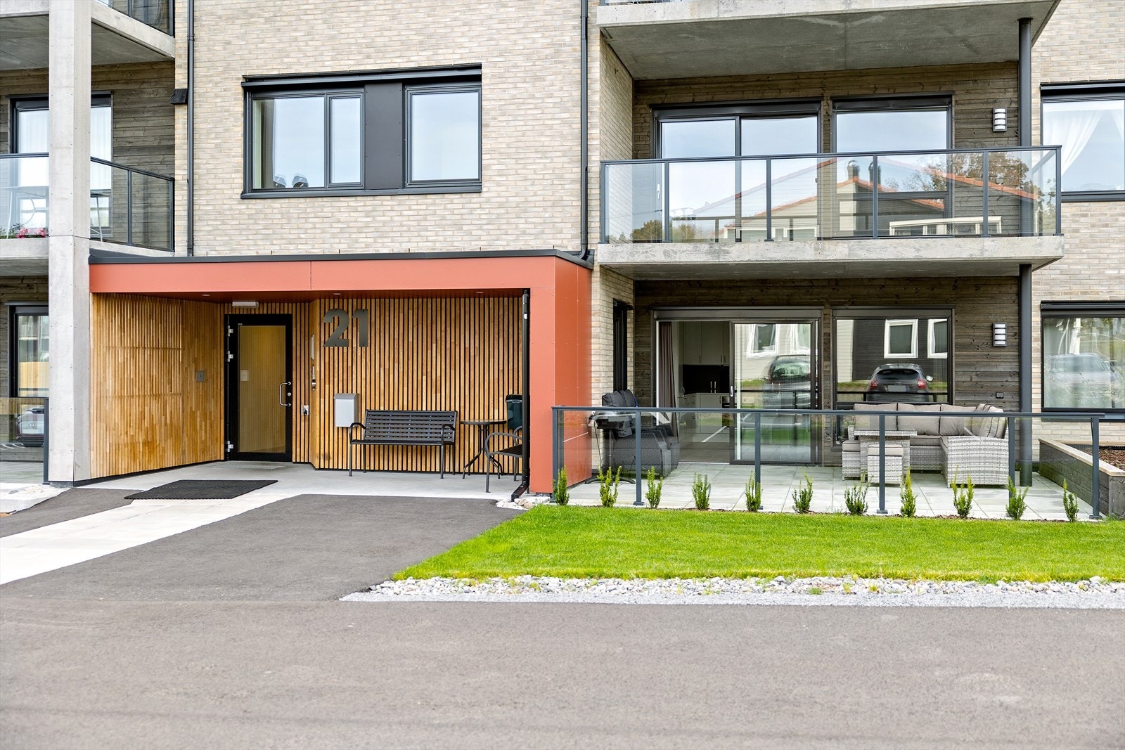 Stor og koselig uteplass på utsiden av leiligheten. Galleribilde