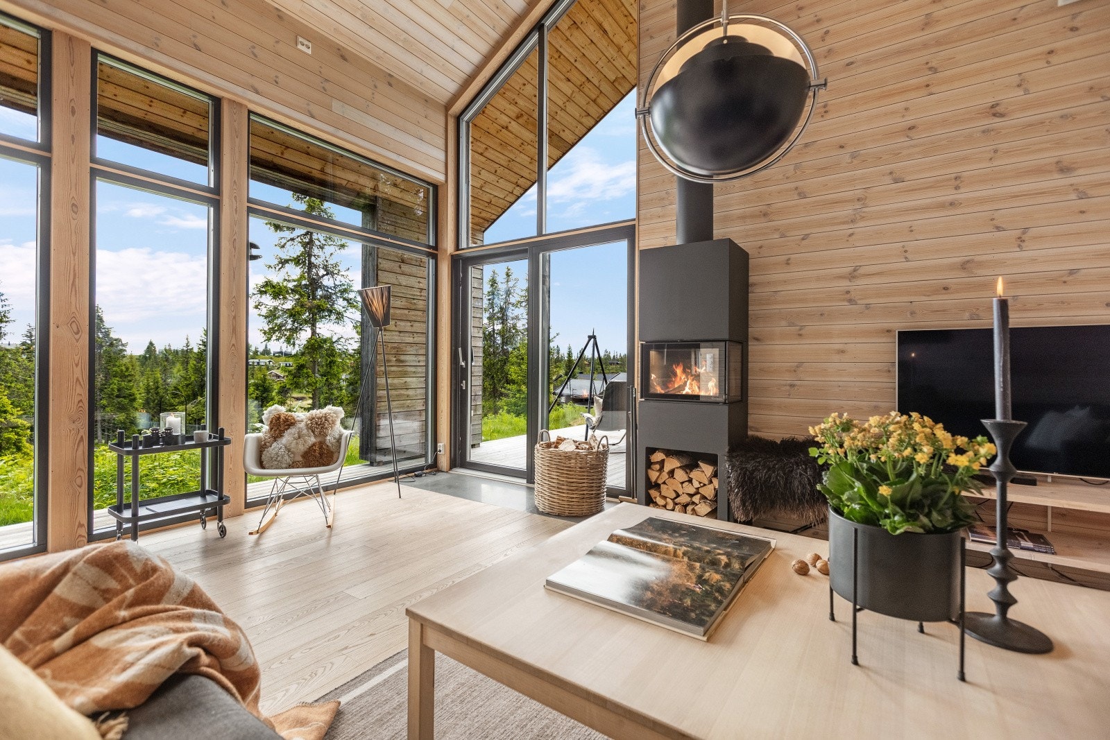 Stuen er romslig med god takhøyde og store vindusflater. I stua er det en flott designlampe (Gubi Multi-Lite) Galleribilde