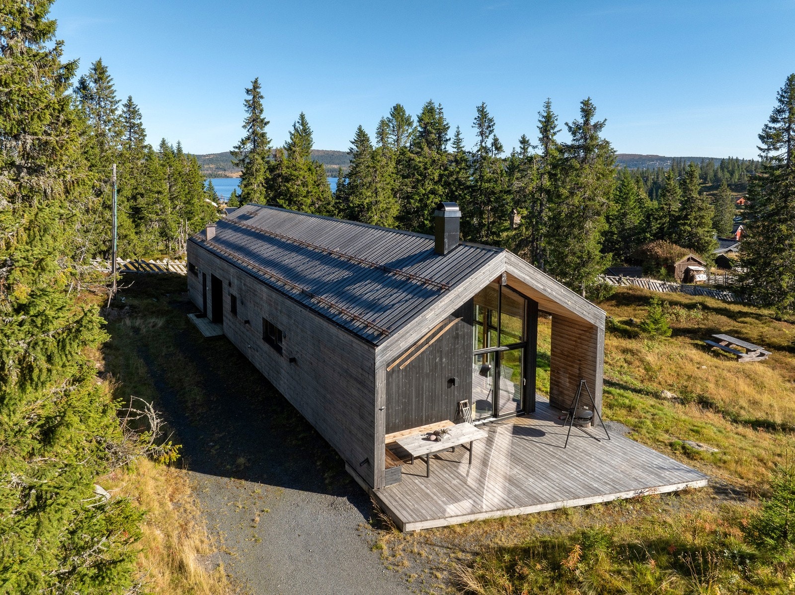 Arkitekttegnet hytte fra 2017 med eksklusive materialvalg. 4 soverom, 2 bad og hems. Galleribilde