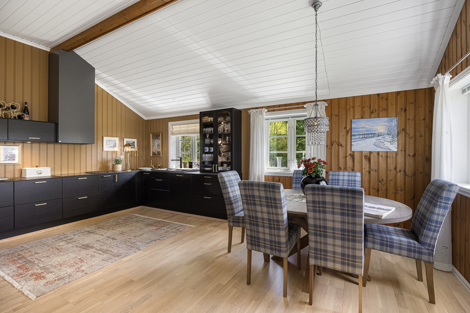 I nærheten av kjøkkenet er det rom for å samle familie og feriegjester til hyggelige måltider rundt et langbord. Galleribilde
