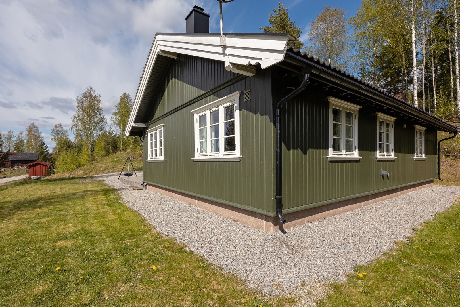 Det er singlet rundt hytta og for øvrig er eiendommen opparbeidet med plen. Galleribilde