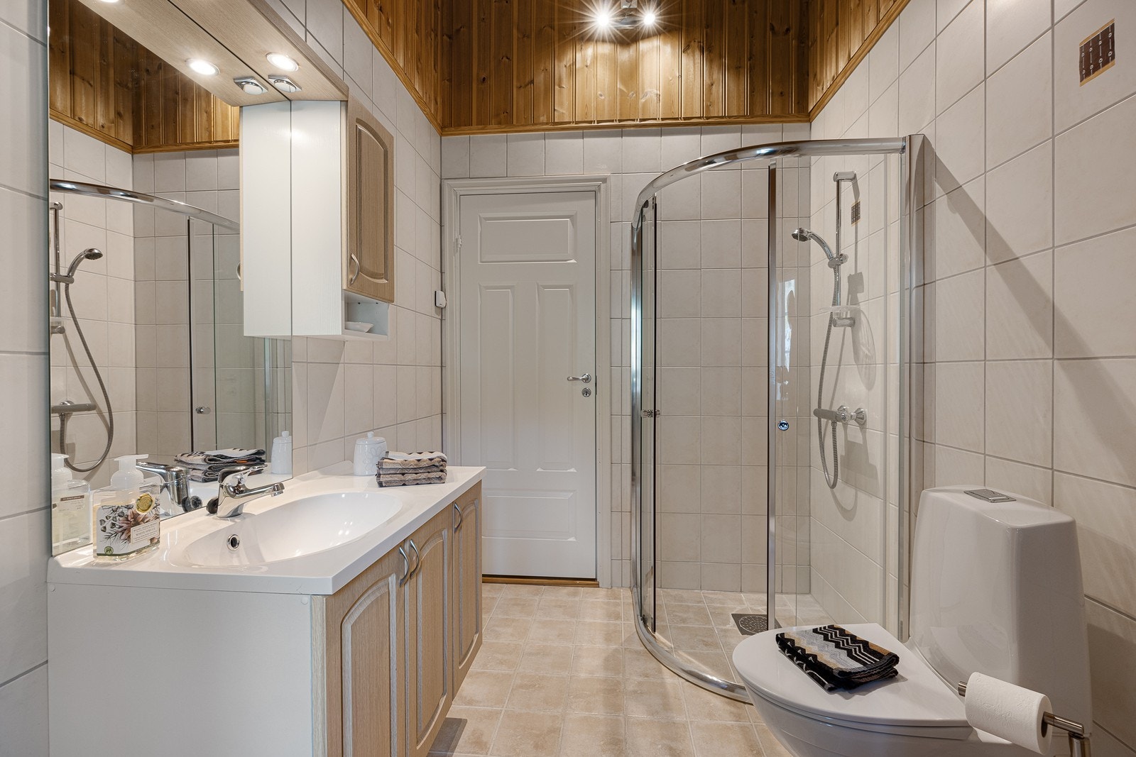 Pent flislagt bad med gulvvarme, og ekstra høy himling. Galleribilde