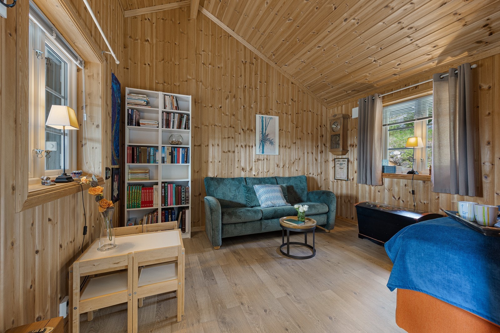 Romslig soverom i den tilbyggede delen av fritidsboligen. Galleribilde