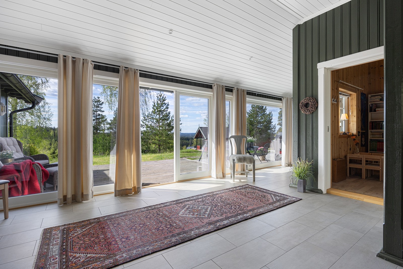 Fritidsboligen ble i senere tid tilbygget med spisestue med utgang til terrassen. Galleribilde