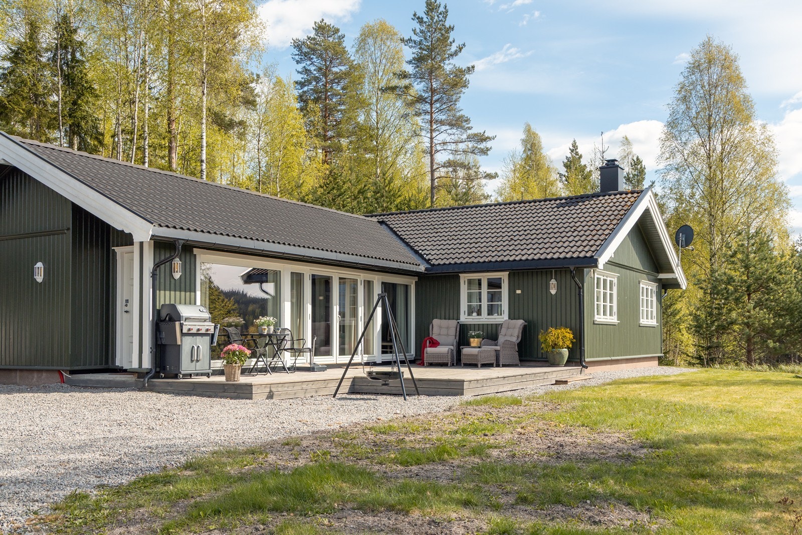 Tomten på 2294 kvm består hovedsakelig av naturtomt, og rundt hytta er den pent opparbeidet med gressplen og gruslagte områder. Galleribilde