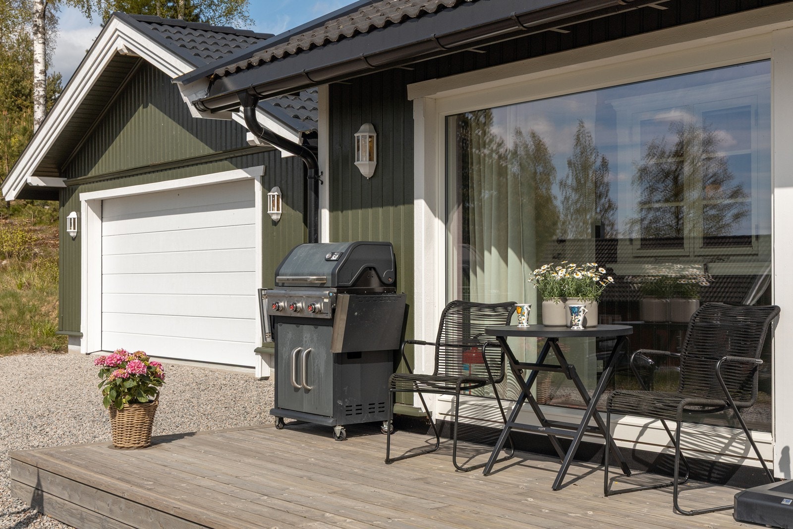 Her er det god plass til grill og ønsket utemøblement. Galleribilde