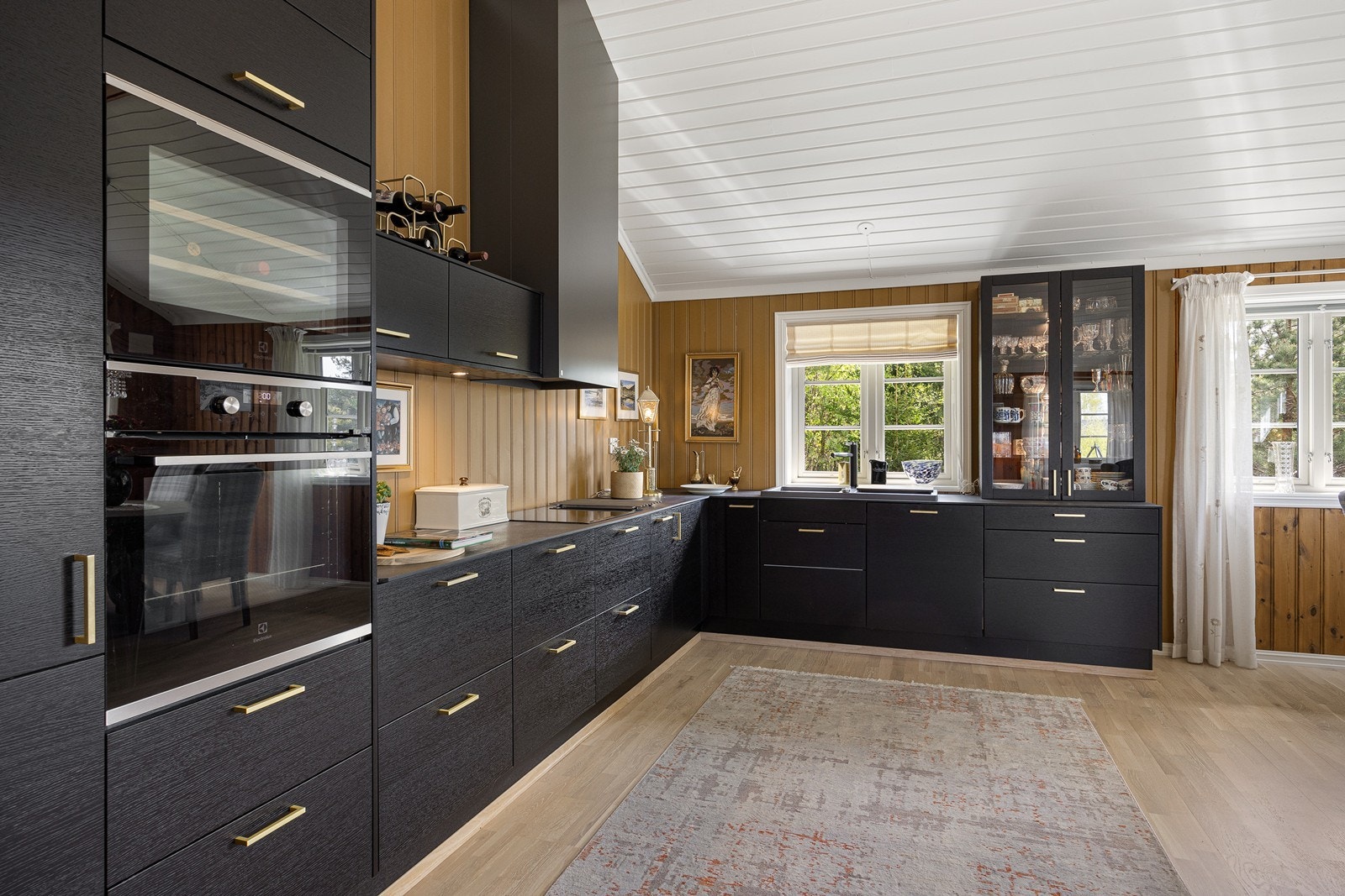 Pen og velutstyrt kjøkken. Galleribilde