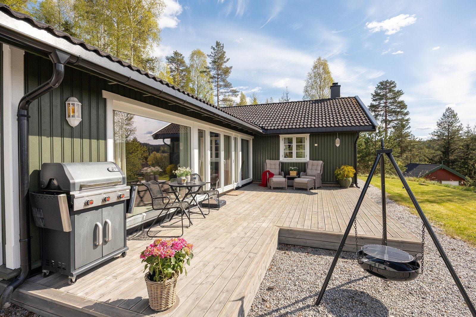 Gode solforhold og naturskjønn utsikt nytes til det fulle på en vestvendt terrasse på ca. 31 kvm. Galleribilde