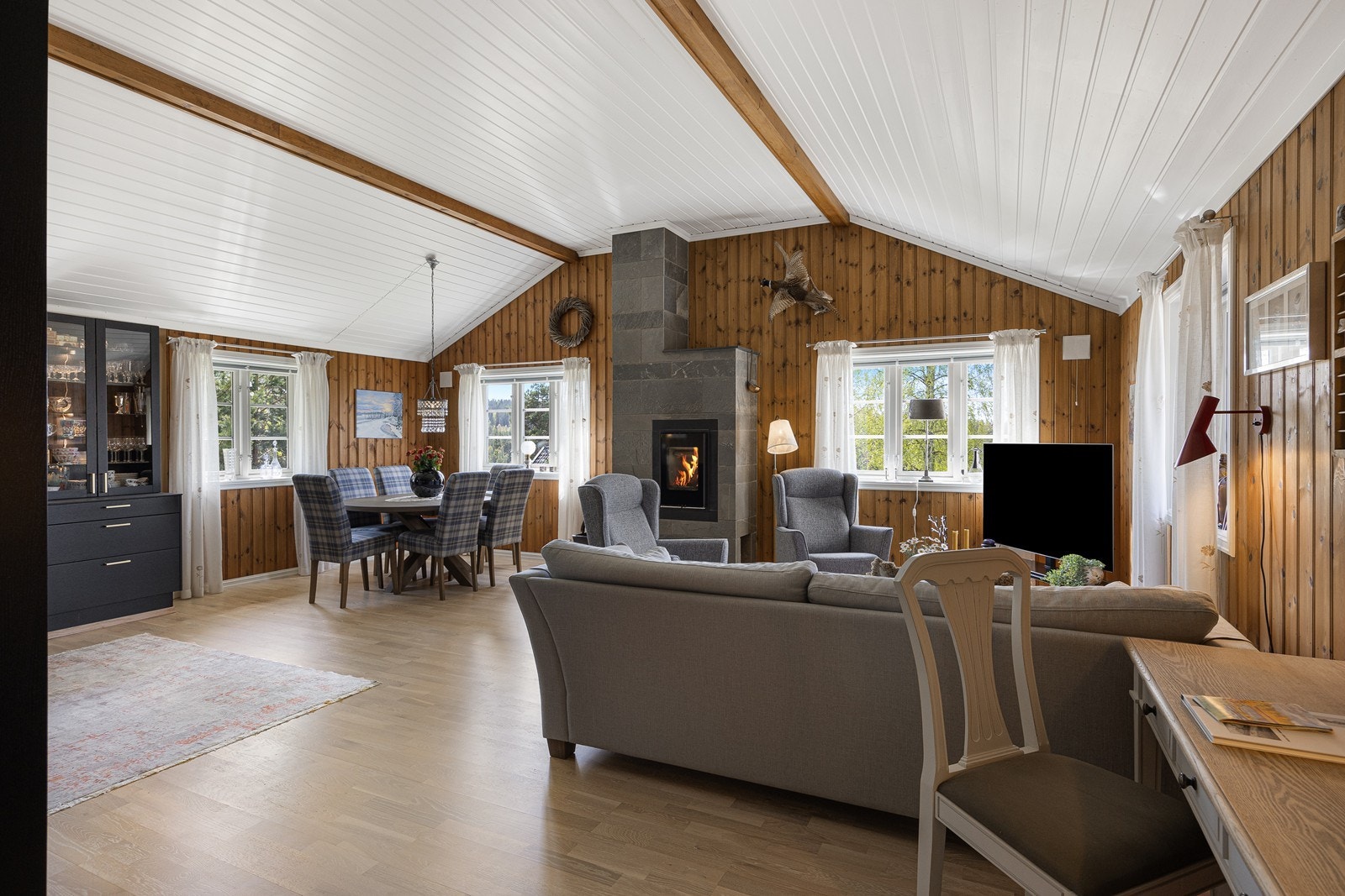 Stuen ligger i åpen løsning med kjøkkenet, og sammen danner de et stort, innbydende allrom med luftig takhøyde og god møbleringsfrihet. Galleribilde