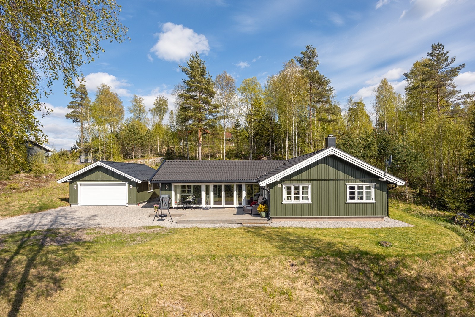 Det er parkering i en frittliggende dobbelgarasje og på egen, gruslagt gårdsplass. Galleribilde