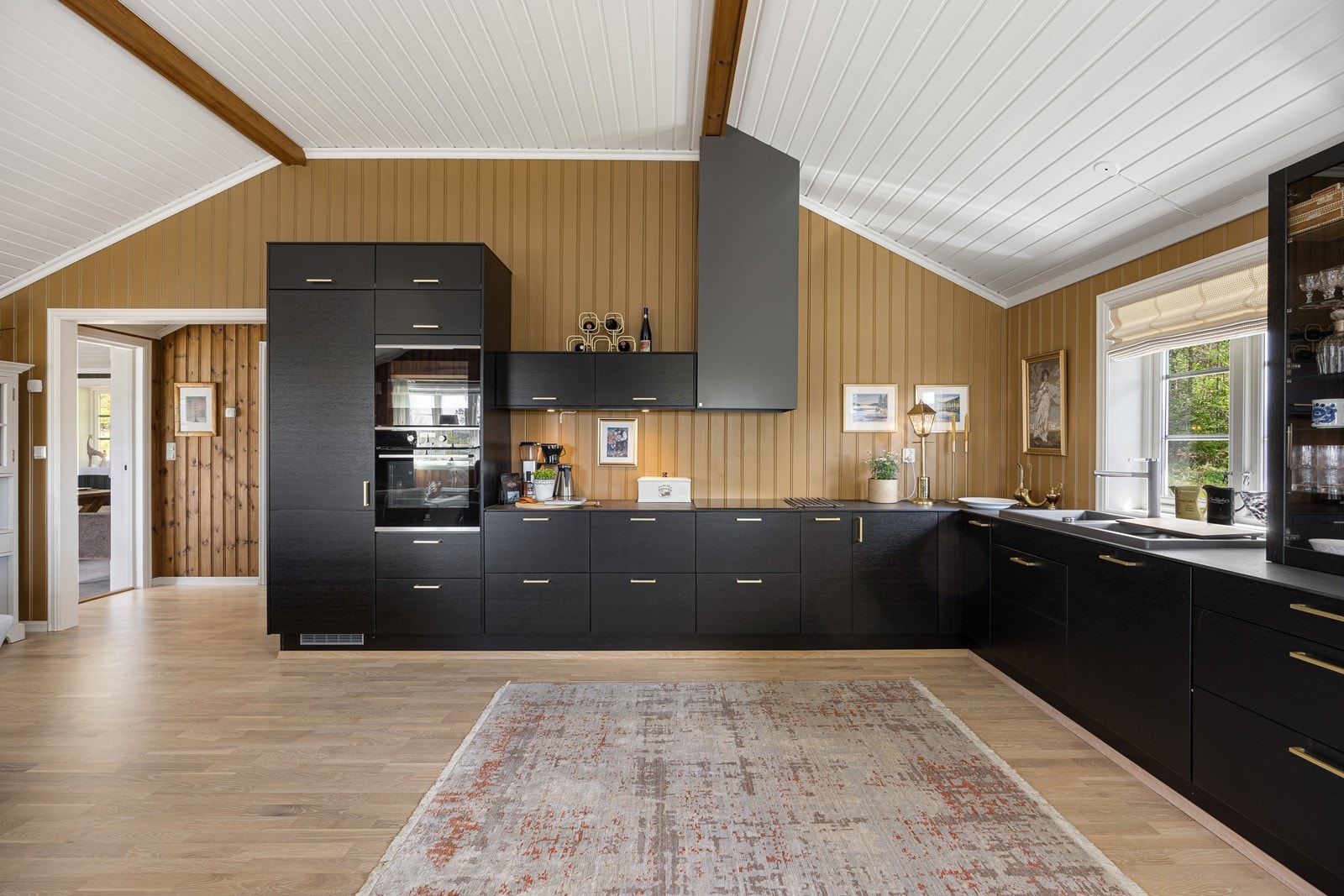 Kjøkkenet, som var nytt i 2019, har et stilfullt og tidsmessig design med langstrakte benkeflater som innbyr til spennende kokkelering. Galleribilde