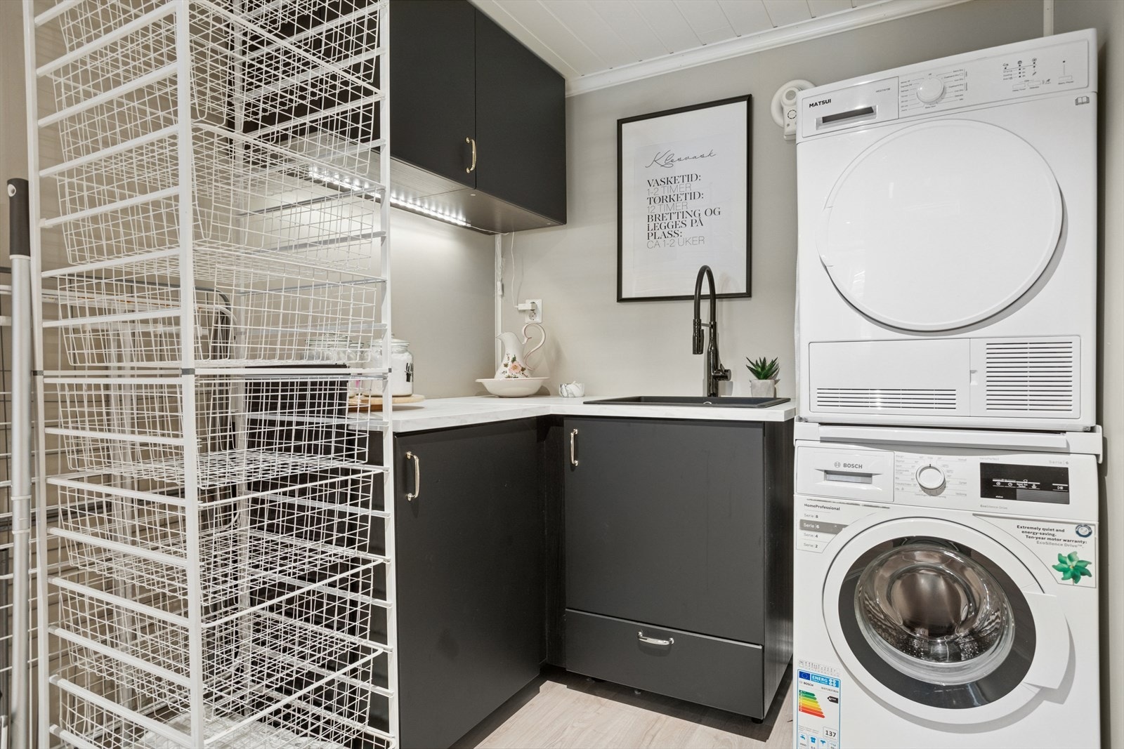 I kjeller er det tilrettelagt med opplegg for vaskemaskin og tørketrommel, samt innredning med skap og vask. Galleribilde