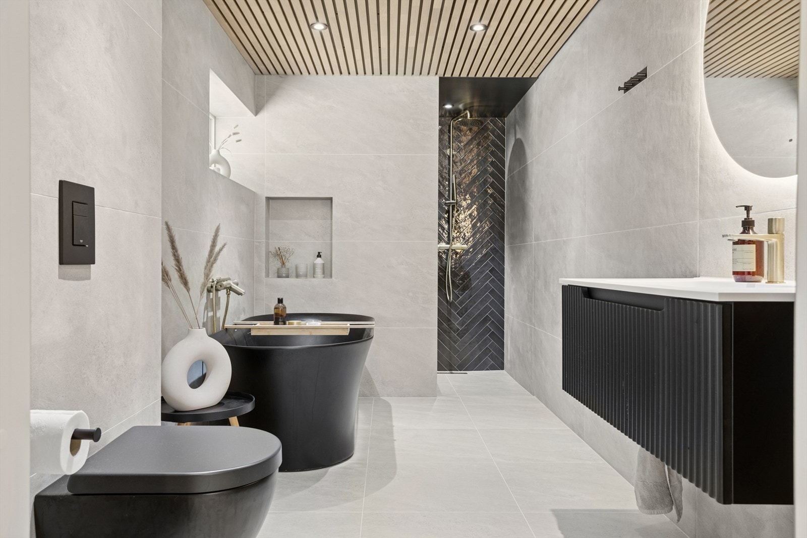 Badet i underetasjen er på hele 9,2 kvm og ble innredet i 2024. Her er det lagt stor vekt på både kvalitet og estetikk, og resultatet er et rom som virkelig inviterer til velvære og avslapning. Galleribilde