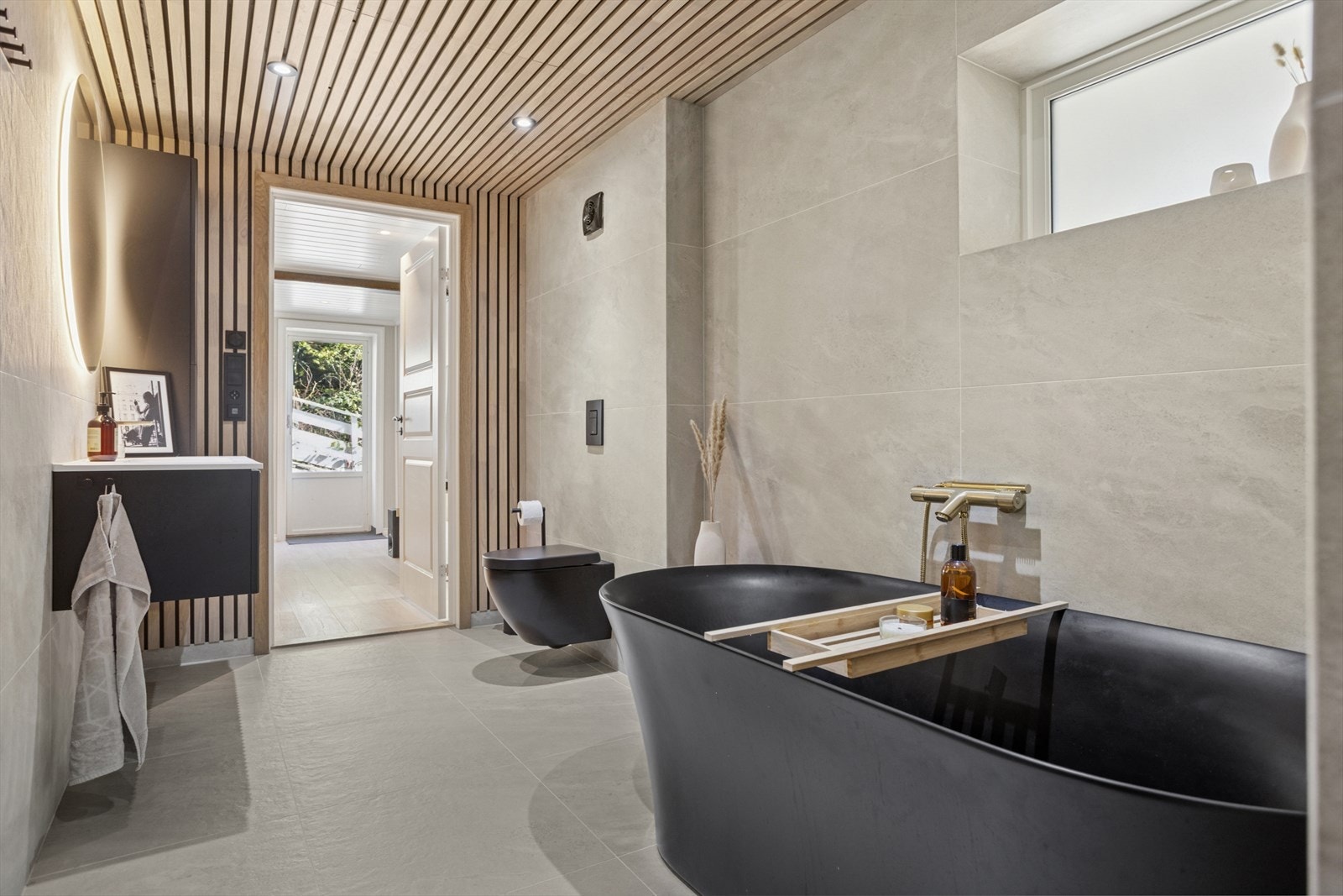 Himlingen er kledd med malt platekledning og spileplater med heltre eikespiler, og integrerte LED spotlights sørger for stemningsfull og funksjonell belysning. Galleribilde