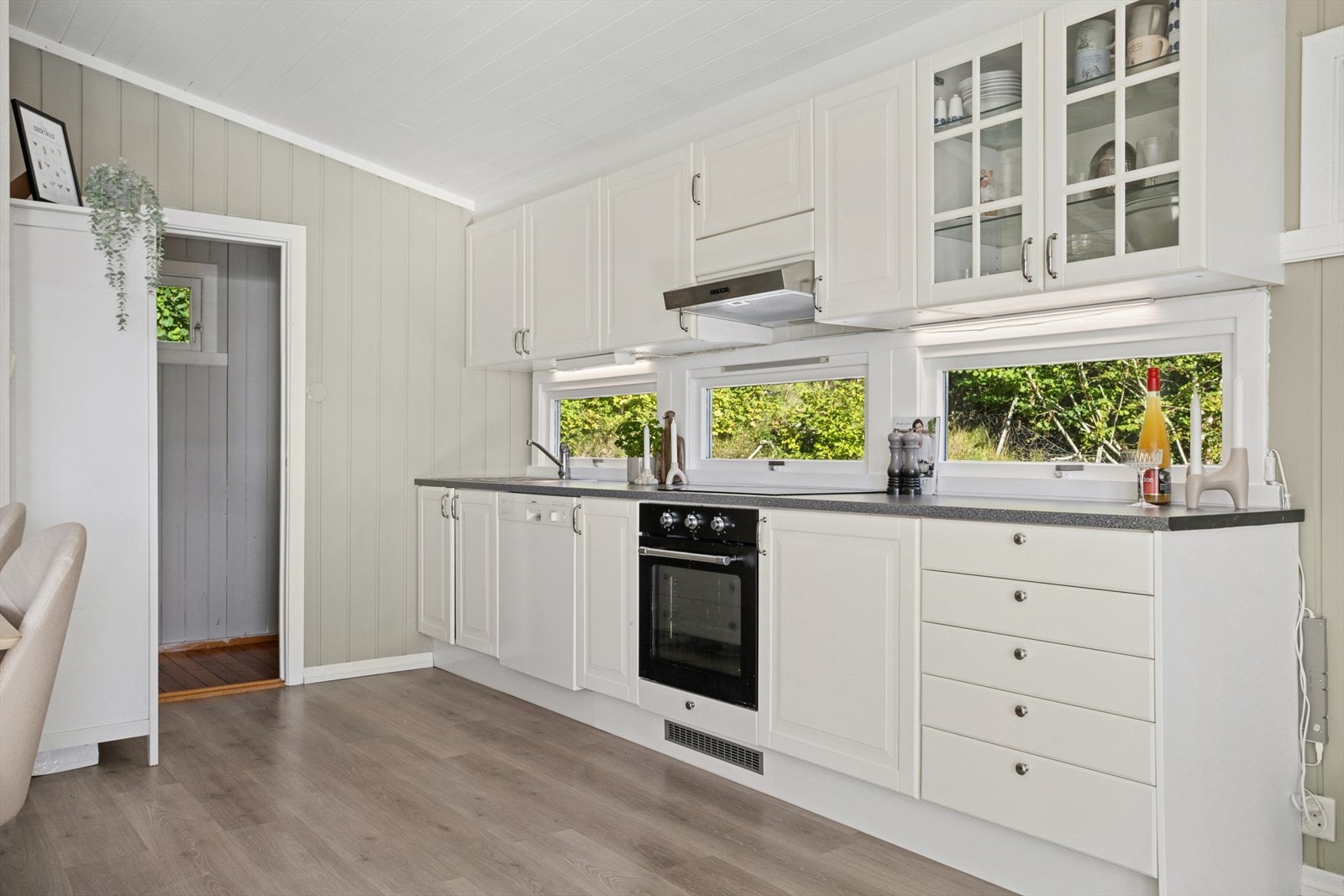 Ny kjøkkeninnredning i ca. 2018 med profilerte hvite fronter, integrerte/ medfølgende hvitevarer og laminat benkeplate. Inneholder: Opplegg for oppvaskmaskin, stål vaskekum og ventilator. Galleribilde