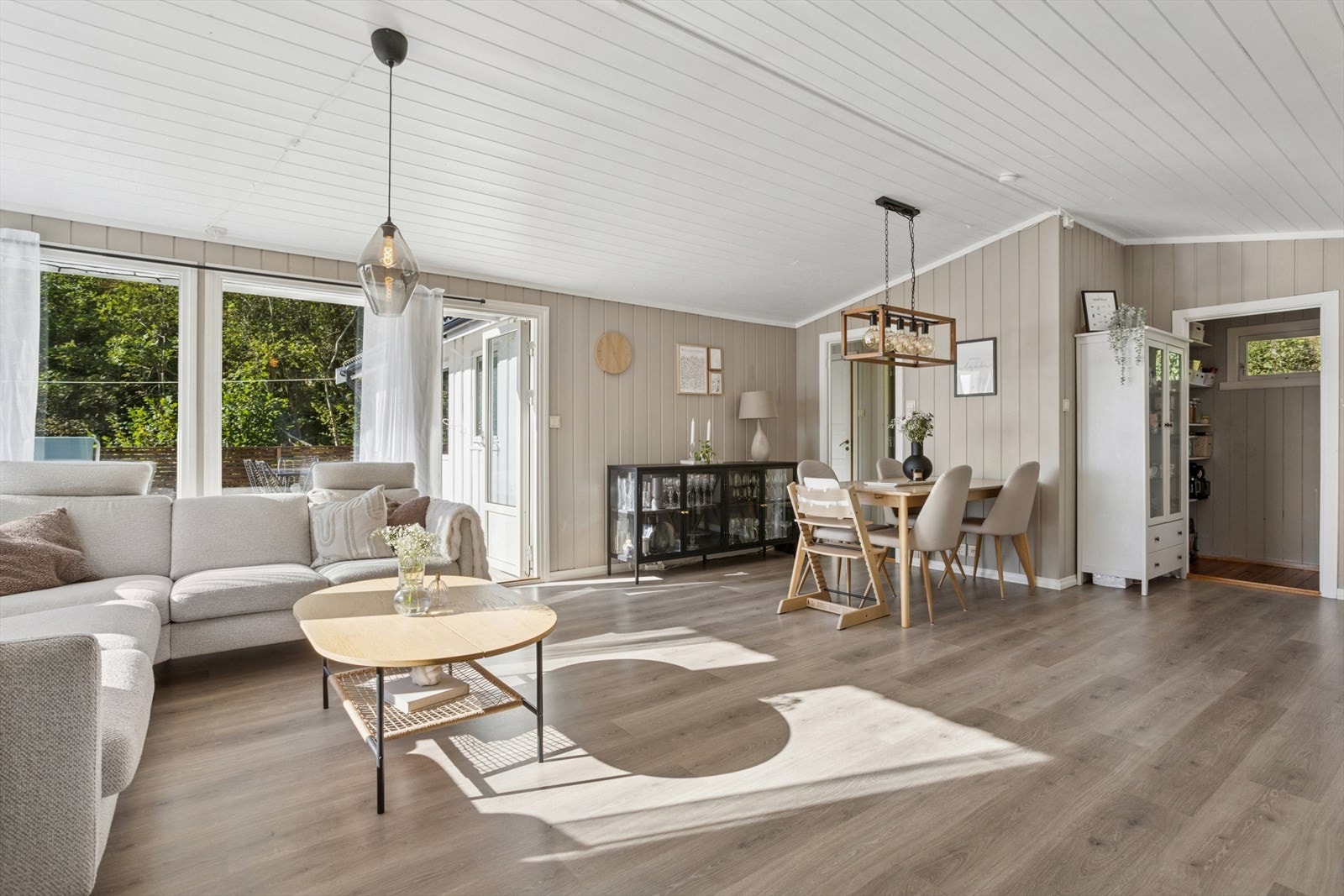 De store vinduene slipper inn rikelig med naturlig lys og gir samtidig flott utsyn mot sjøen - en utsikt som virkelig setter preg på rommet. Galleribilde