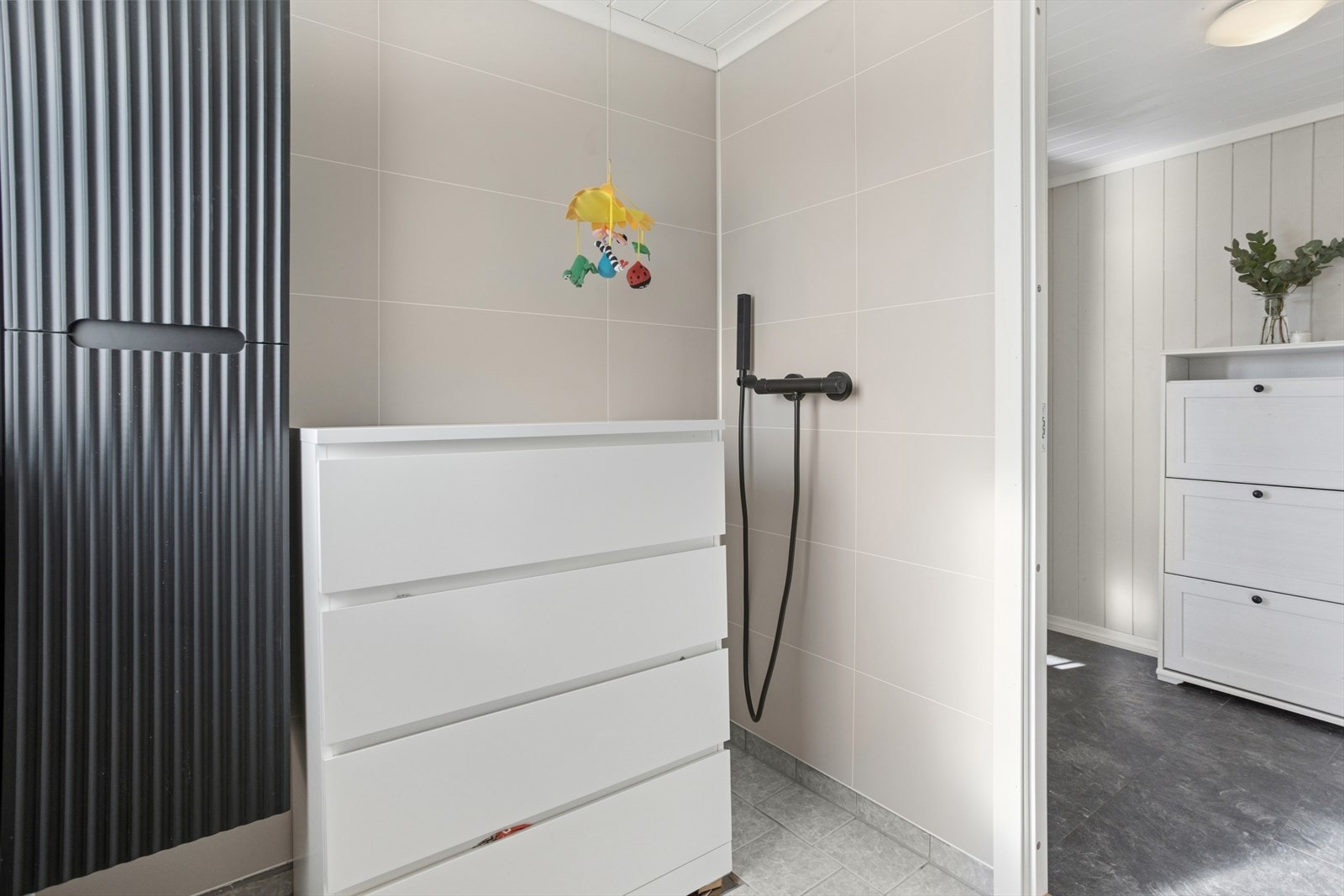 Inneholder: Servant med møblement, ett høyskap, toalett og blandebatteri/ kran m/ dusjuttak. Galleribilde