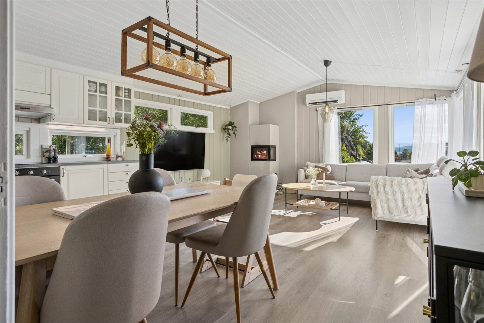 Stuen er romslig og har en åpen løsning mot kjøkkenet, noe som gir en samlet oppholdsflate på 31,5 kvm. Planløsningen gir god plass til både spisebord og sofagruppe, og gjør det enkelt å møblere i ulike soner etter behov. Galleribilde