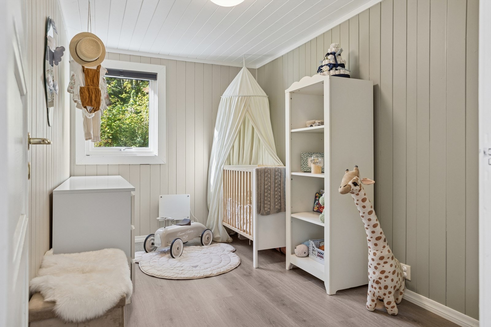 Soverom nr.2 i hovedetasje er 7,9 kvm. Galleribilde