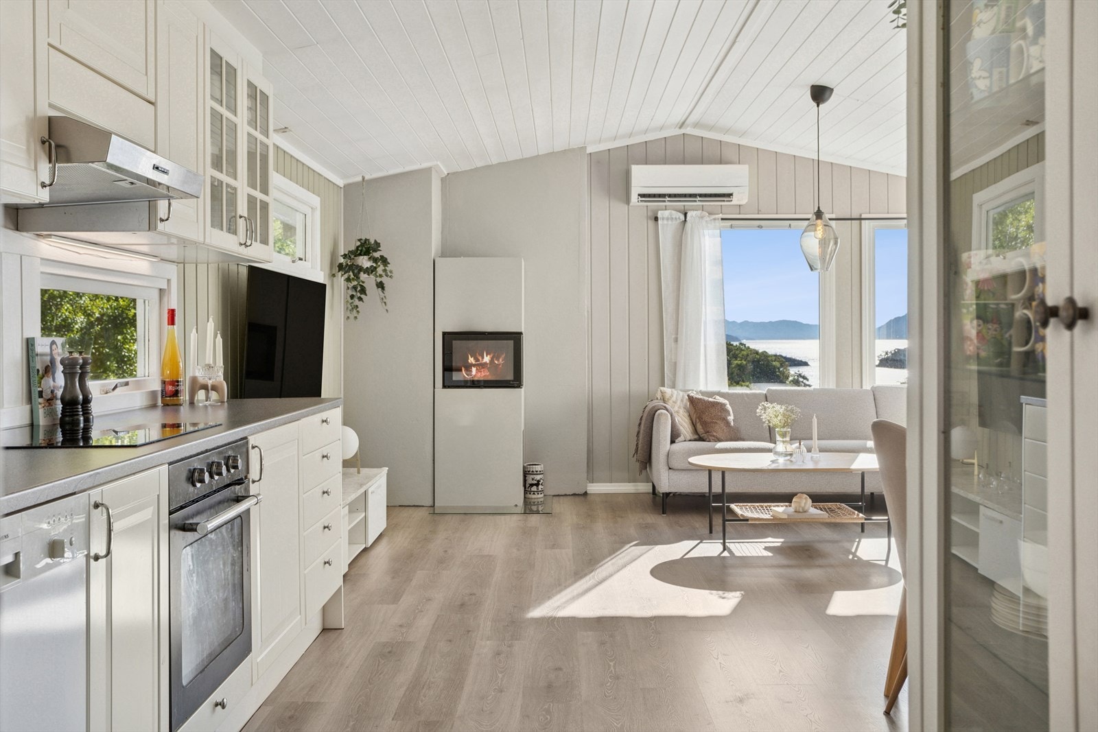 Integrerte hvitevarer: Stekeovn og platetopp m/induksjon.
Medfølgende hvitevarer: Oppvaskmaskin (Siemens). Galleribilde