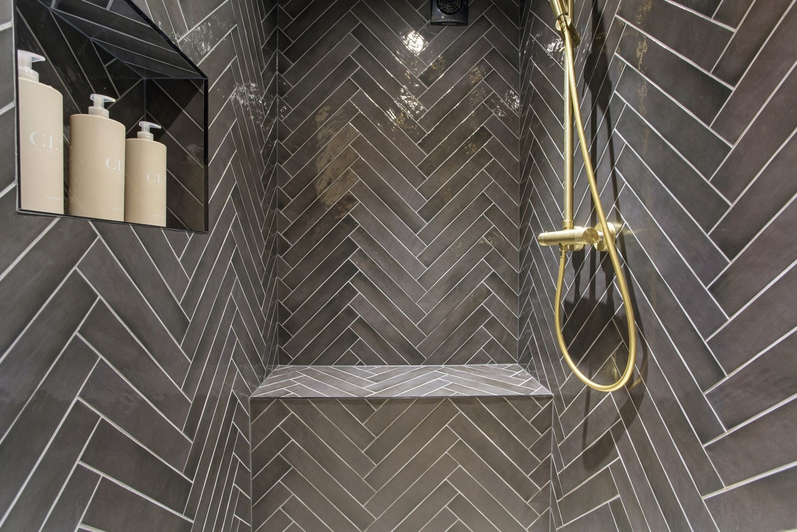 Rommet har elektrisk avtrekksventil i vegg og varmekabler i gulvet. Galleribilde