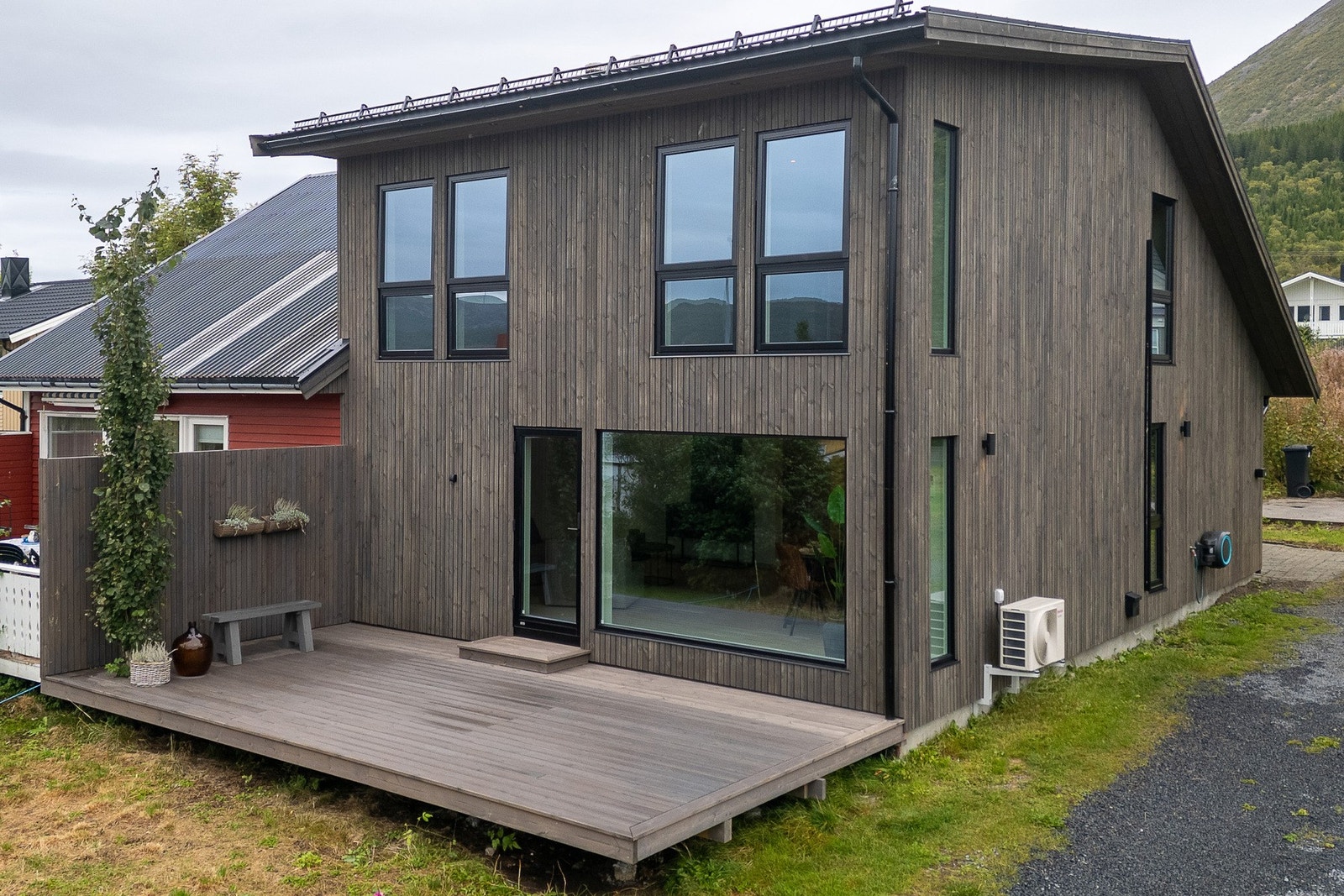 Renovert og meget lekker halvpart av vertikaldelt tomannsbolig, i nedre del av etablert boligfelt på Strand. Galleribilde