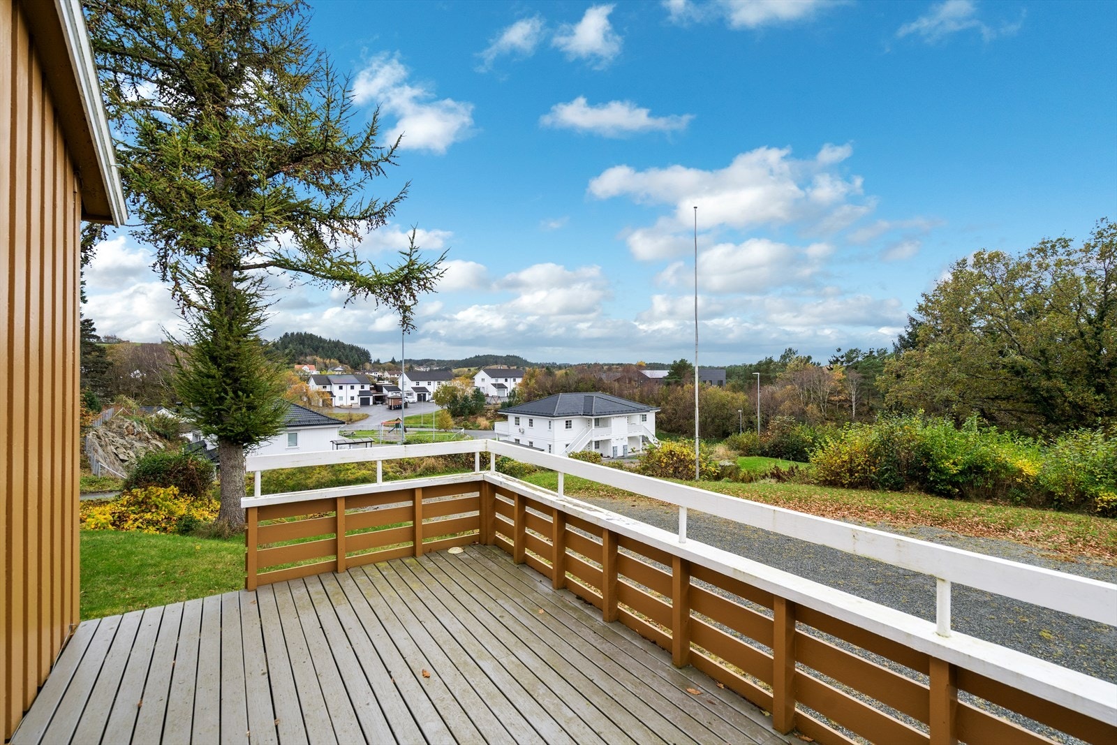 Terrasse med trapp ned til hagen Galleribilde
