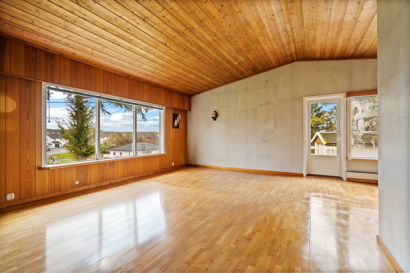 Romslig stue med store vindusflater Galleribilde