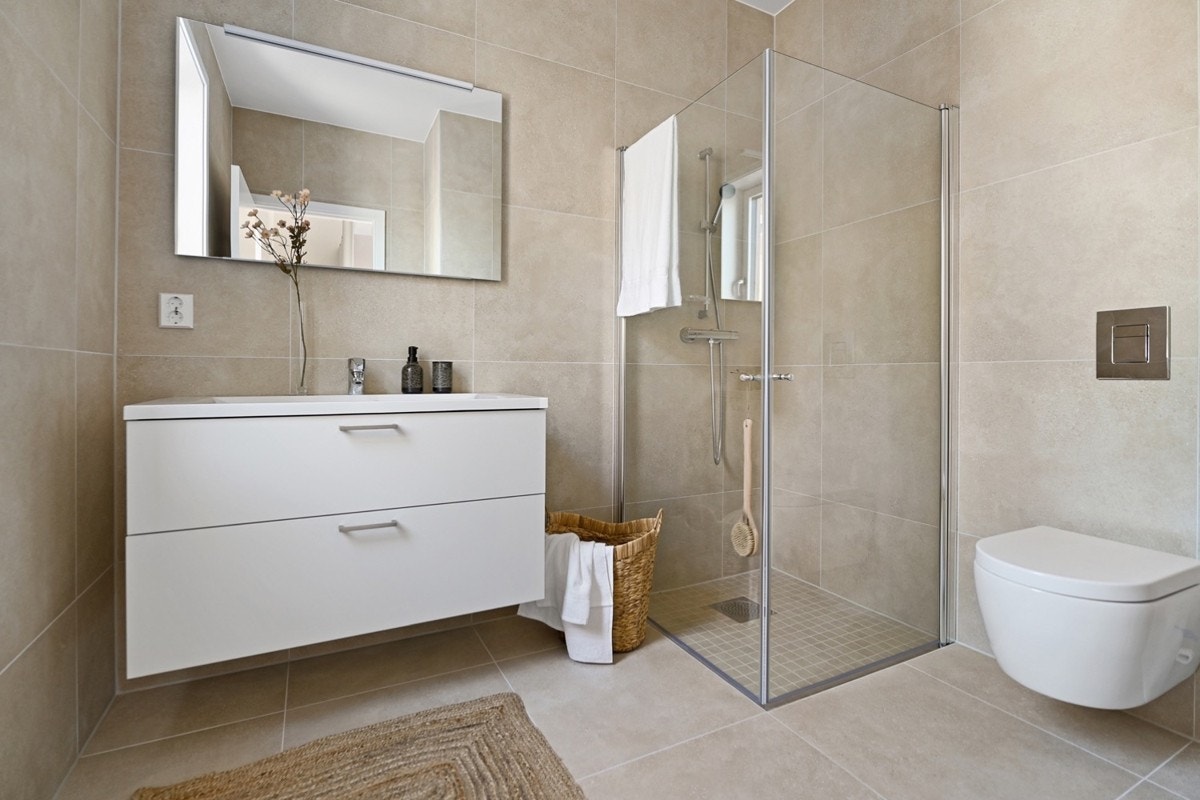 Flislagt bad med varme i gulvet og moderne innredning. Galleribilde