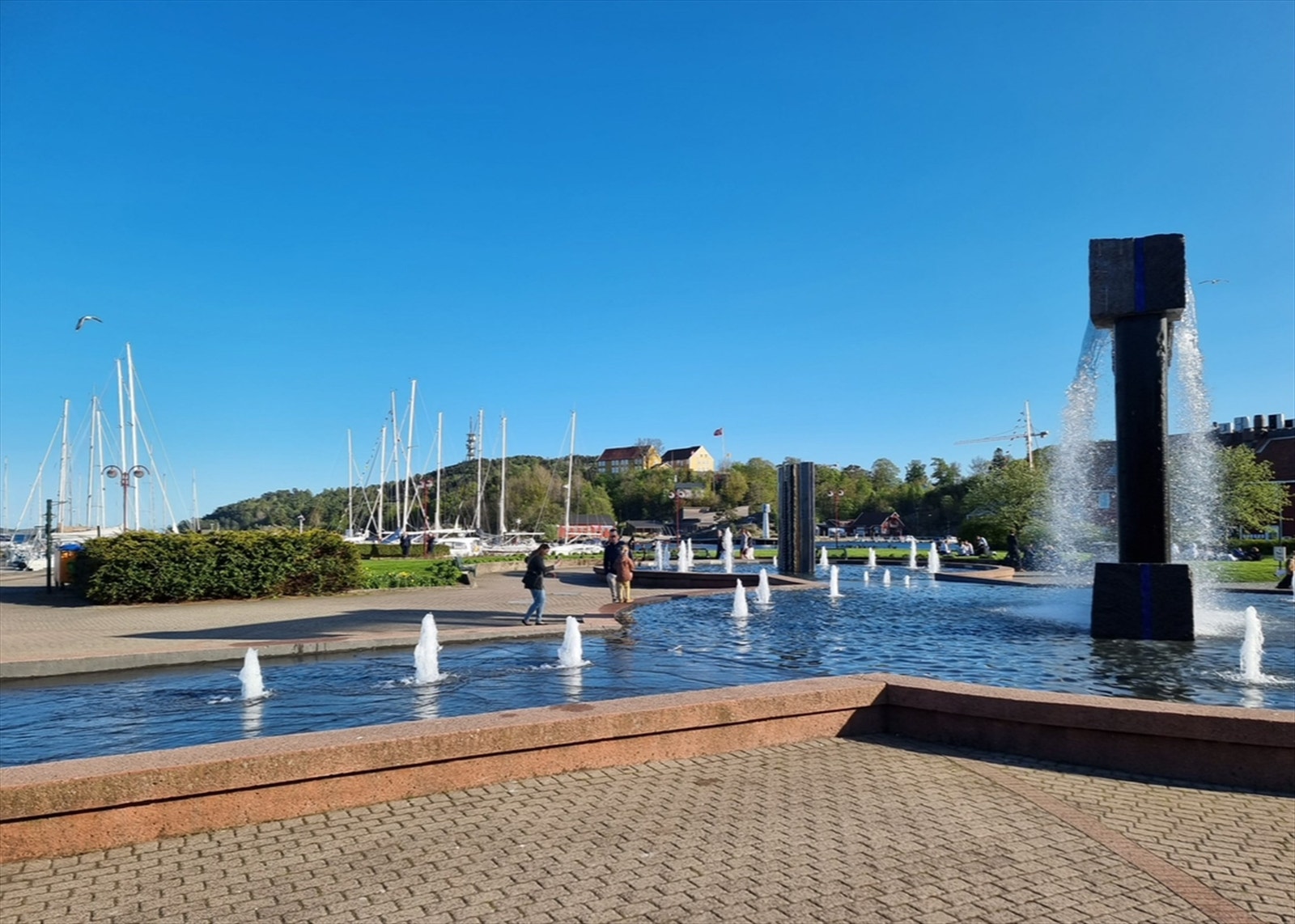 Odderøya man ser i bakgrunnen er også et populært turområde med badeplasser Galleribilde