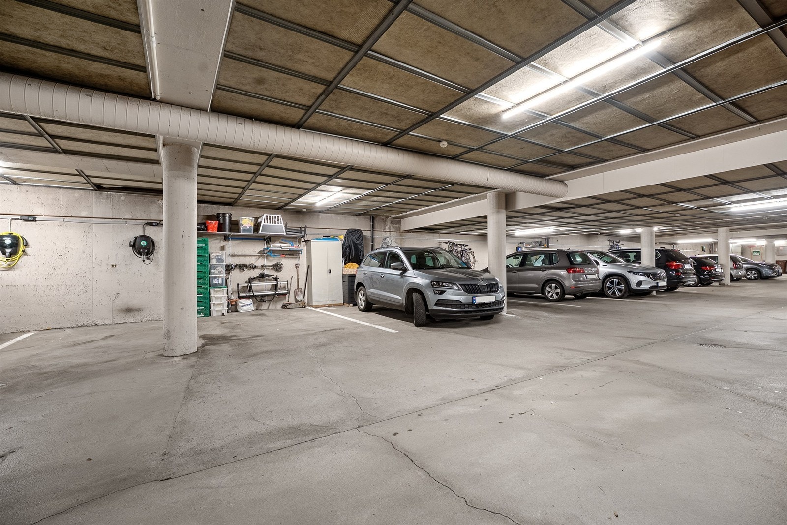 Garasjeplass medfølger i prisen og er av normalt god størrelse (plass med hyller etc på vegg) Galleribilde