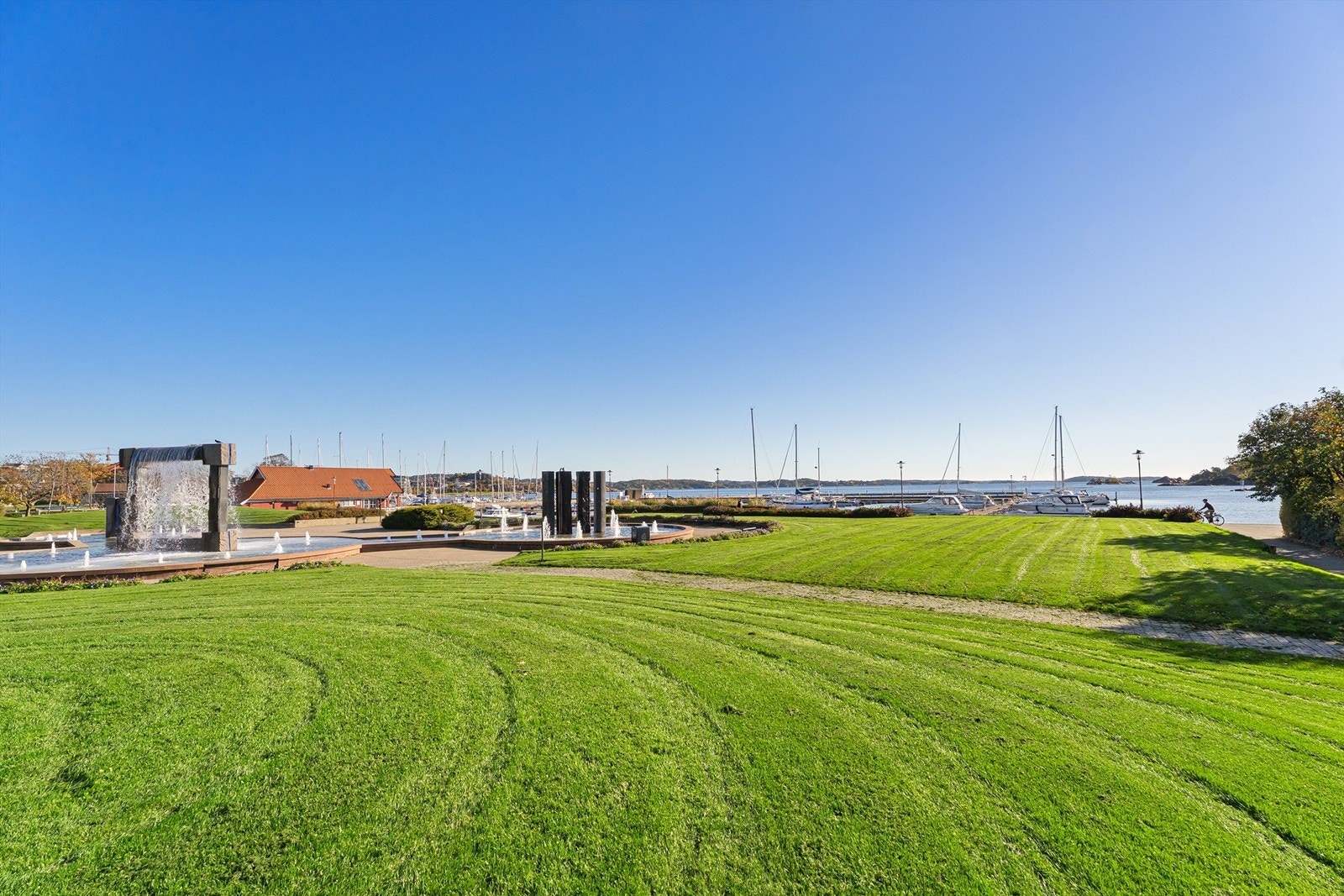 Populært plass for soling, lunsj med piknik om sommeren i parken Galleribilde