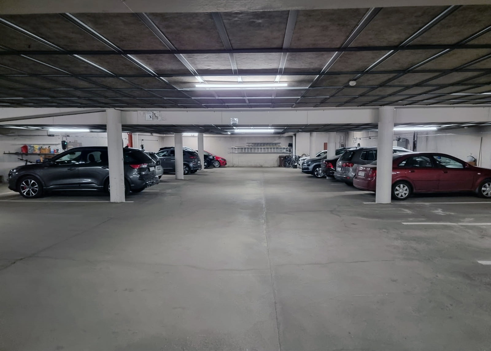 Oversiktlig garasjekjeller Galleribilde