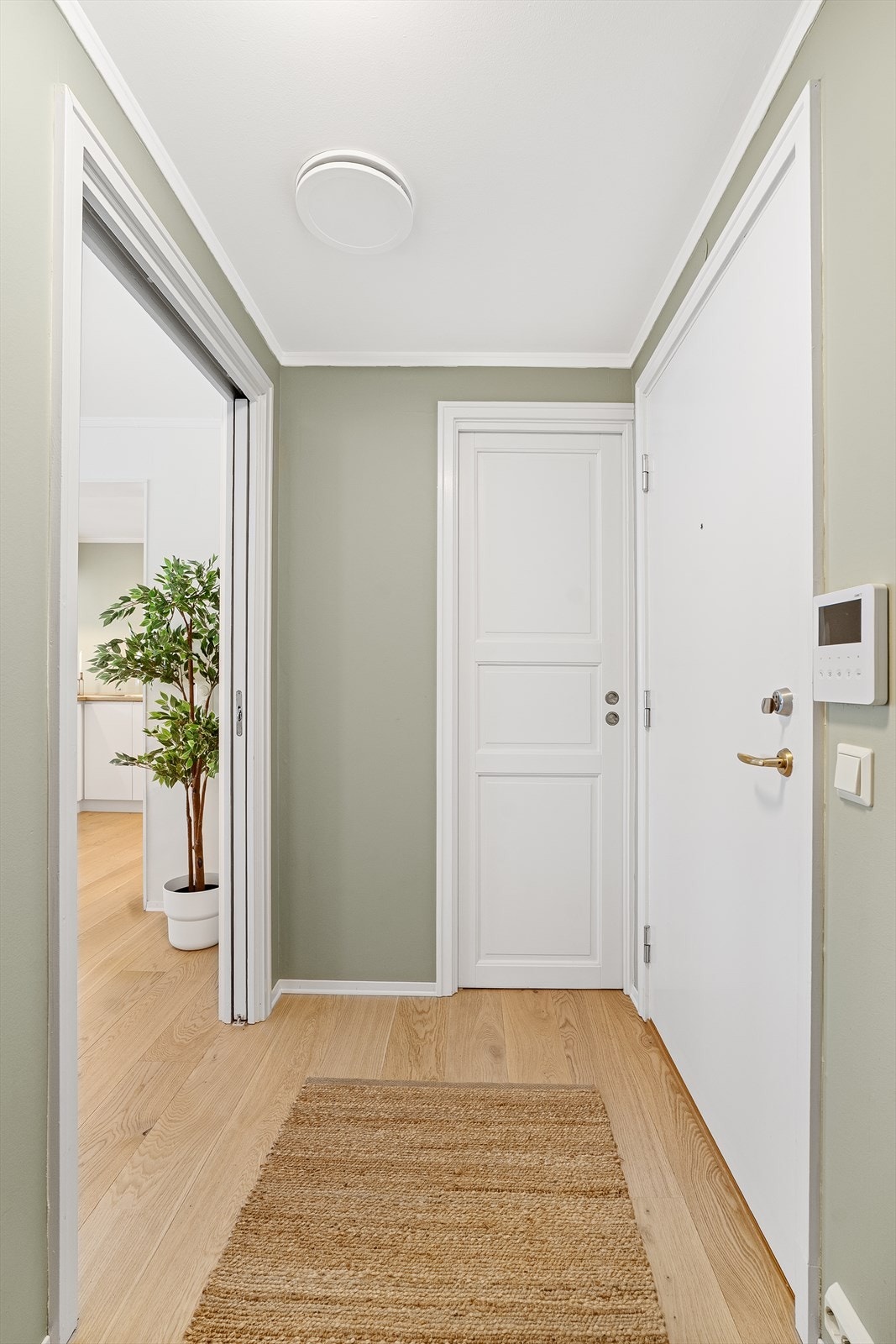 Velkommen inn! - Smart garderobe med skyvedør til ytterklær og calling-anlegg Galleribilde