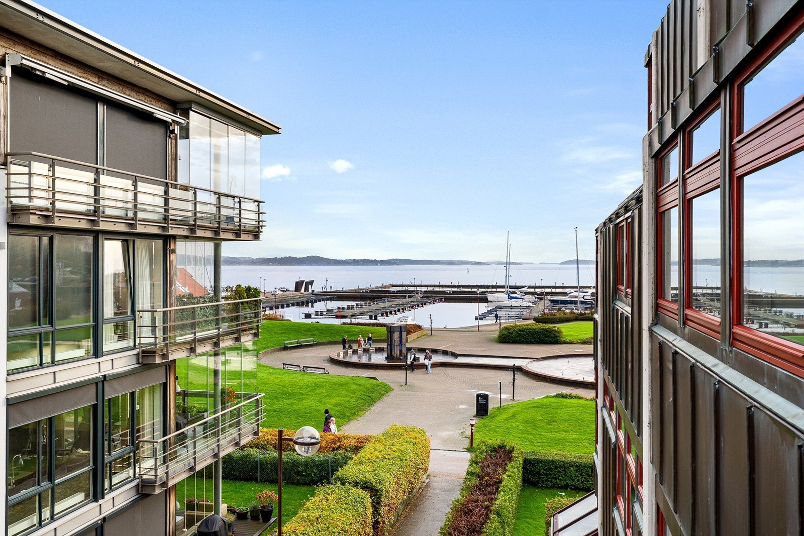 Sjøutsikt fra stue og balkong over Nupenparken, gjestehavnen og innseilingen Galleribilde
