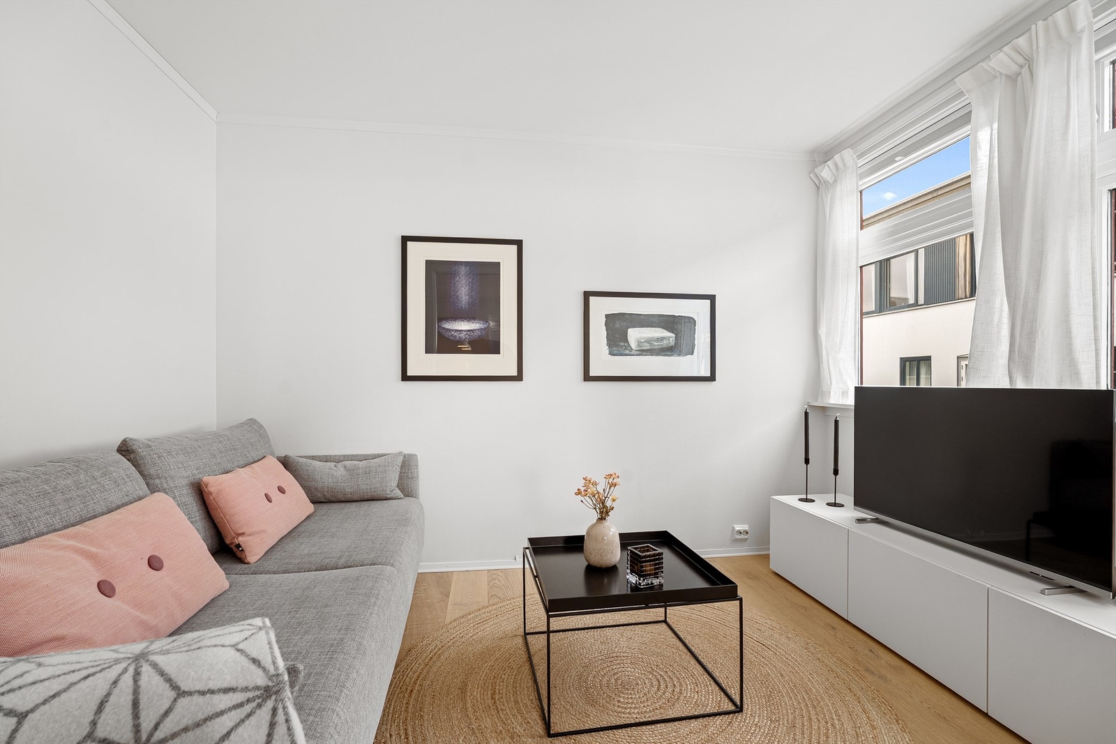 TV-stue innredet med sofasofa i dag - Praktisk og allsidig rom med skyvedører som gjør det enkelt å skille av eller være en del av resten av stuen Galleribilde