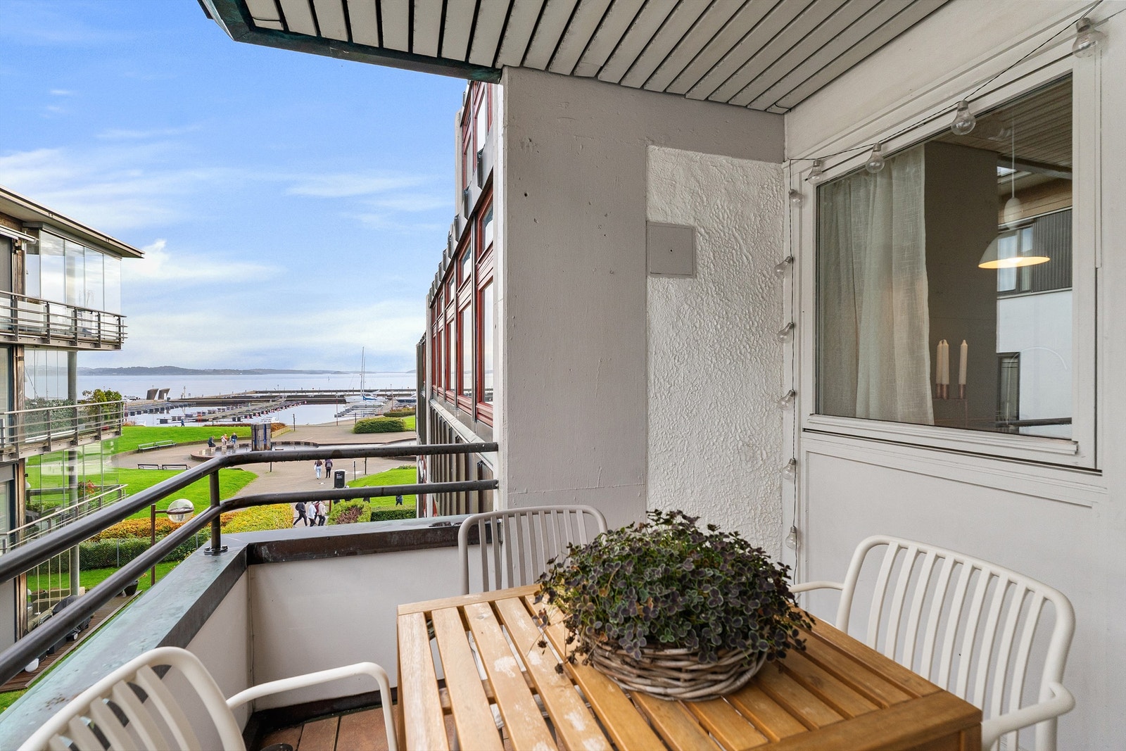Her ligger alt til rette for å nyte varme sommerdager å følge med på yrende liv både på land og sjø Galleribilde