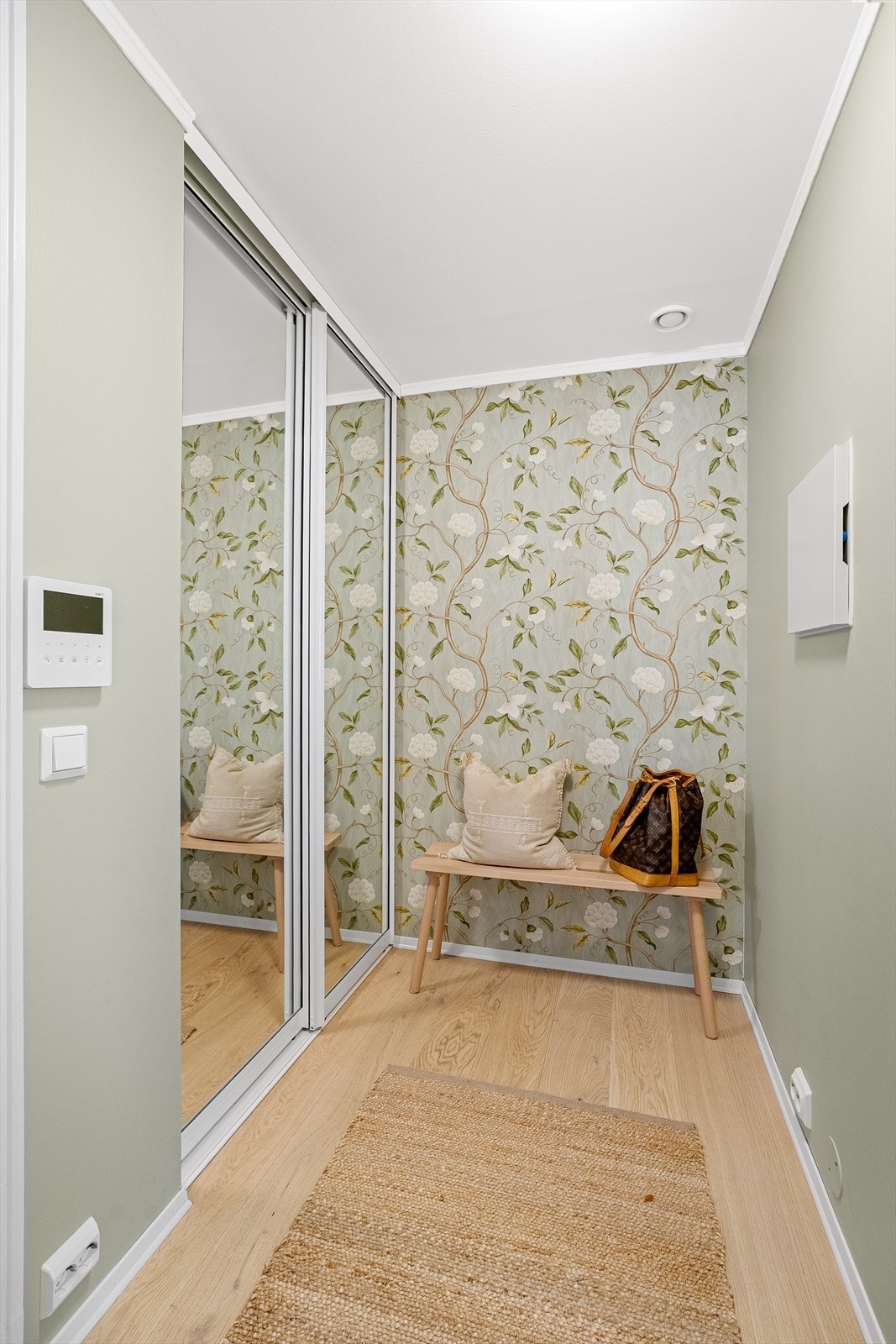 Det er også speilgarderobe og plass til å sette seg ned for å ta på skoene Galleribilde